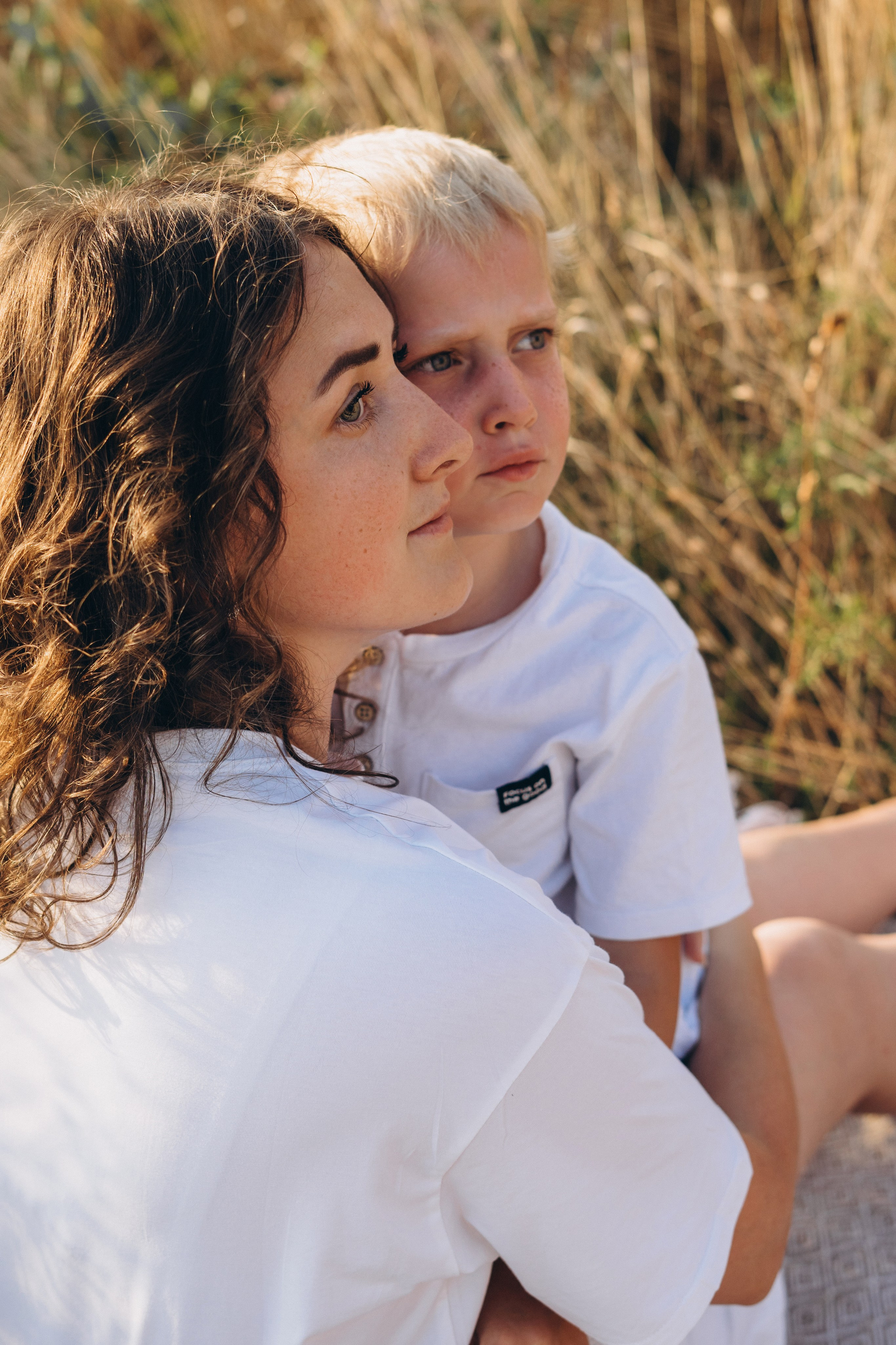 Кучугурская магия: фотосессия с китайскими фонариками, запускаемыми в закатное небо, фотограф Кучугуры