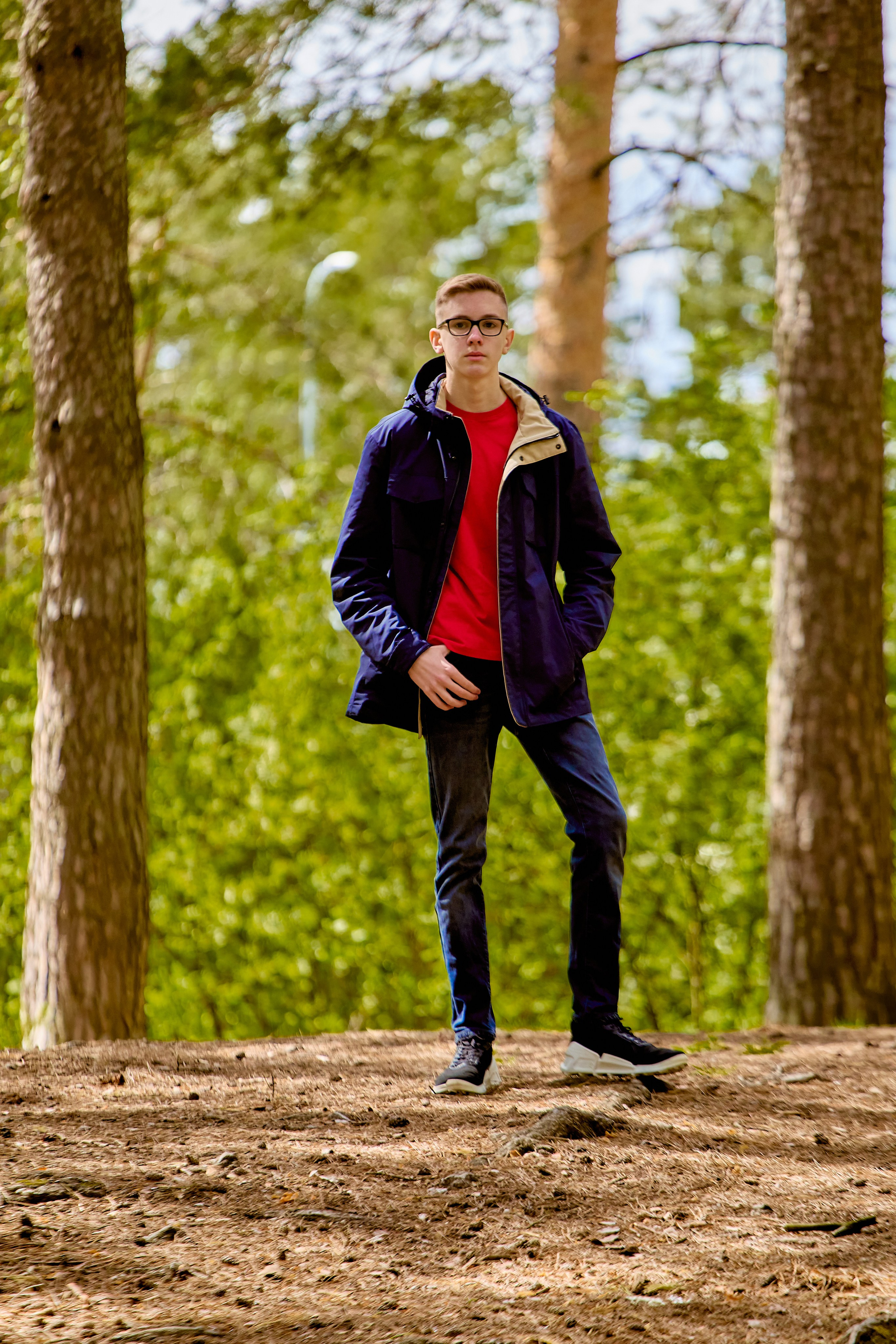 Подросток в куртке среди высоких деревьев портретная фотосессия в Дзержинске