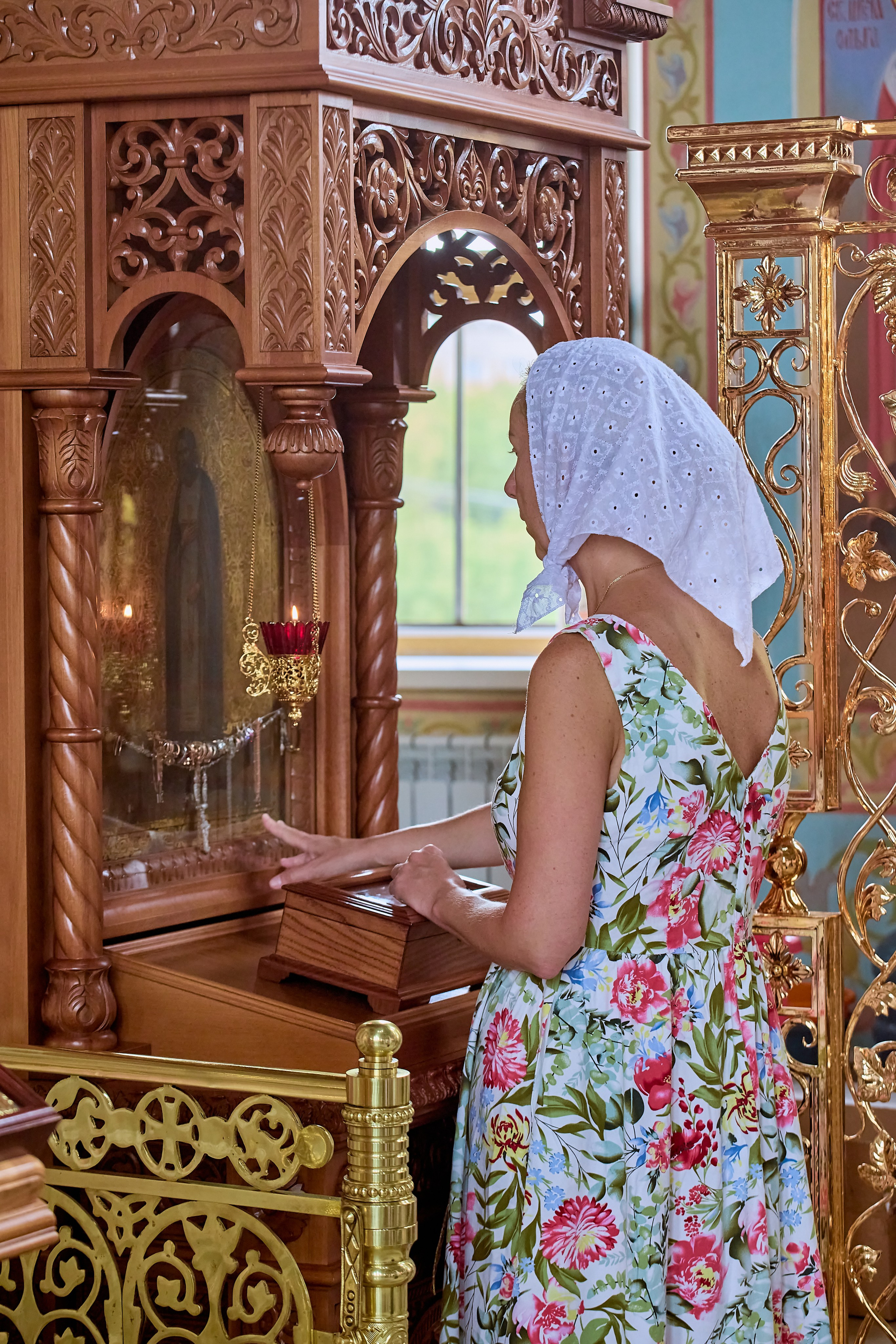 Фотокадр женщины стоящей перед мощами Святого Преподобного Серафима Саровского г Дзержинск