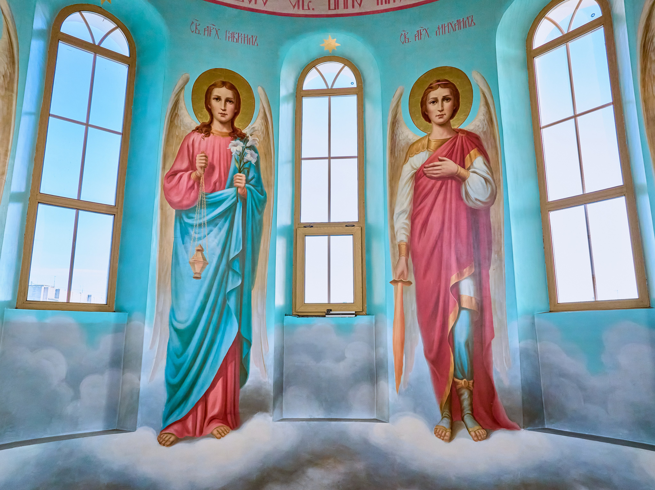 Фрески Архангелов Гавриила и Михаила в барабане купола храма Преподобного Серафима Саровского.