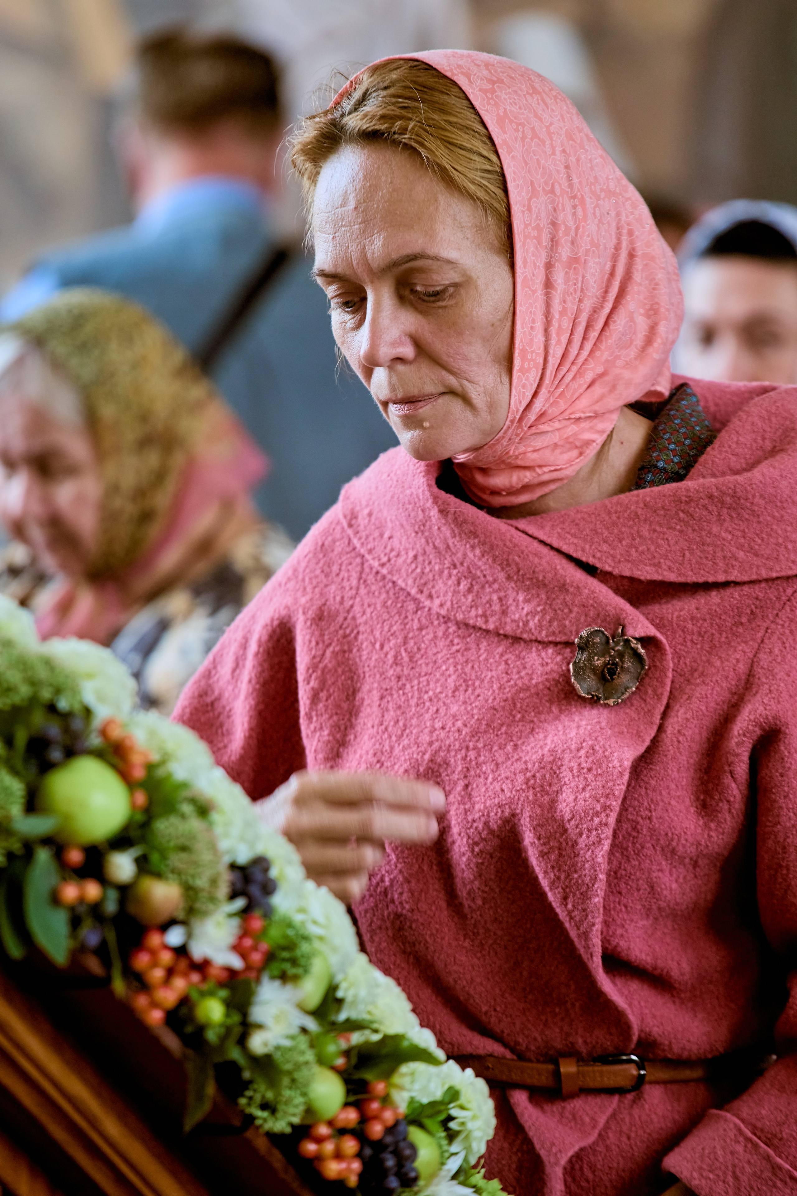 Женщина перед праздничной иконой в праздник Преображение Господа Бога и Спаса нашего Иисуса Христа