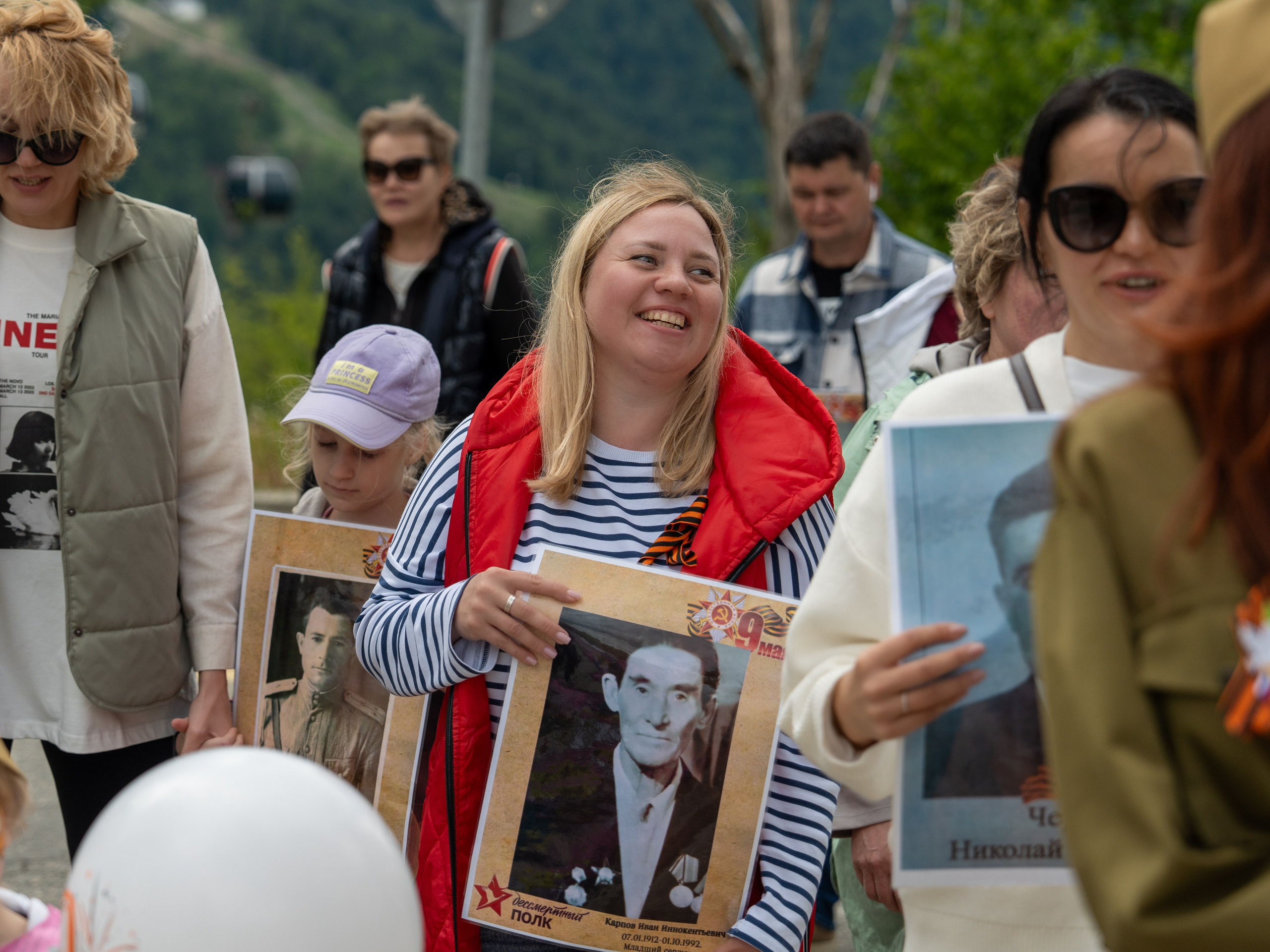 Шествие бессмертного полка 9 мая 2024 Rosa Springs. Репортажный фотограф в Красной Поляне и Сочи Павлюченко Екатерина