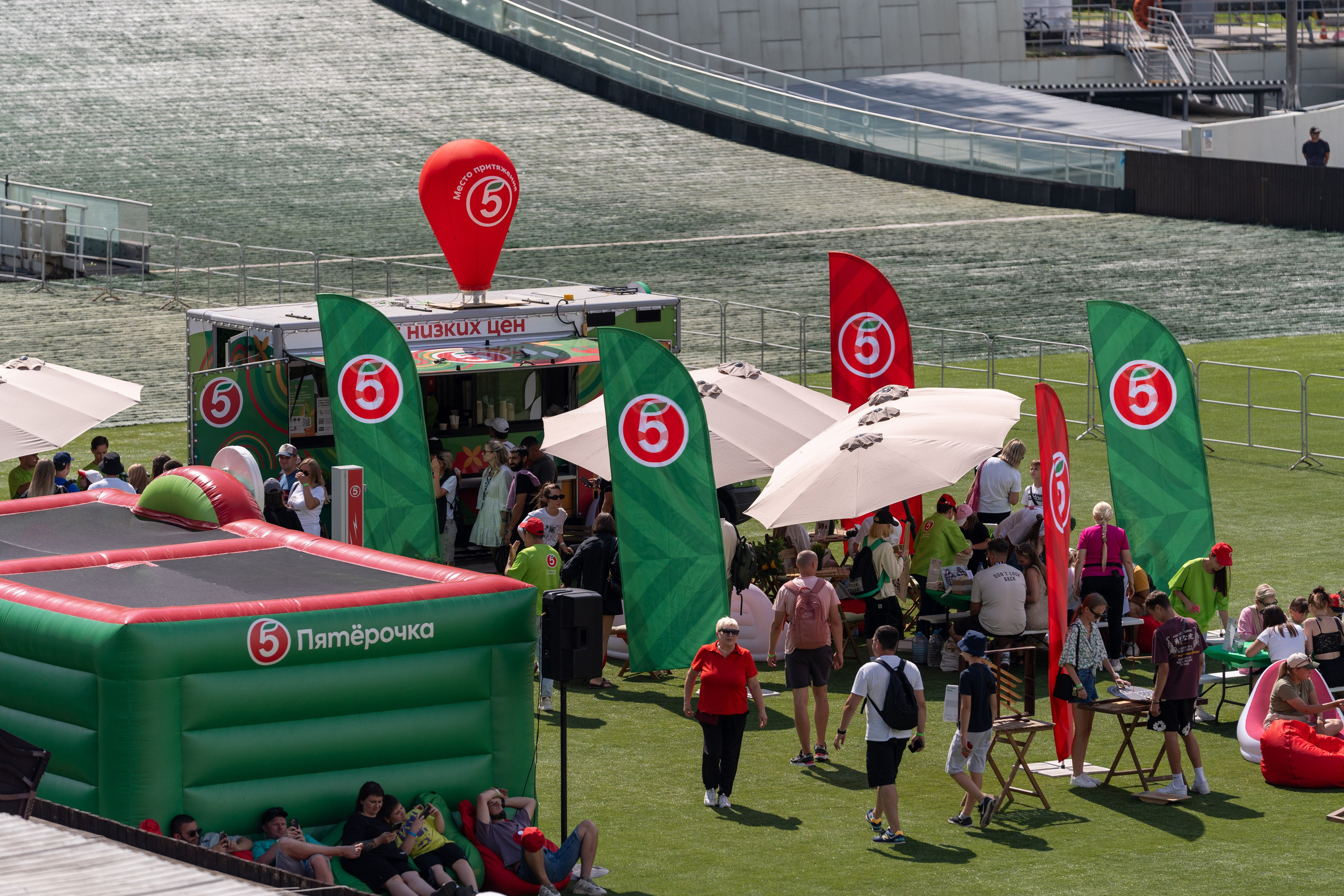 Фотоотчет партнеской интеграции для сети «Пятерочка» на фестивале «Grounded». Репортажный фотограф в Красной Поляне и Сочи Павлюченко Екатерина