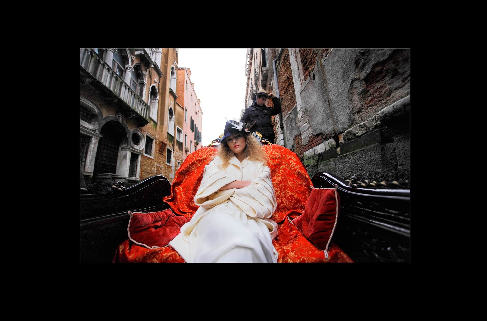 фешн на улицах Венеции, образ невесты, стрит стайл в гондоле