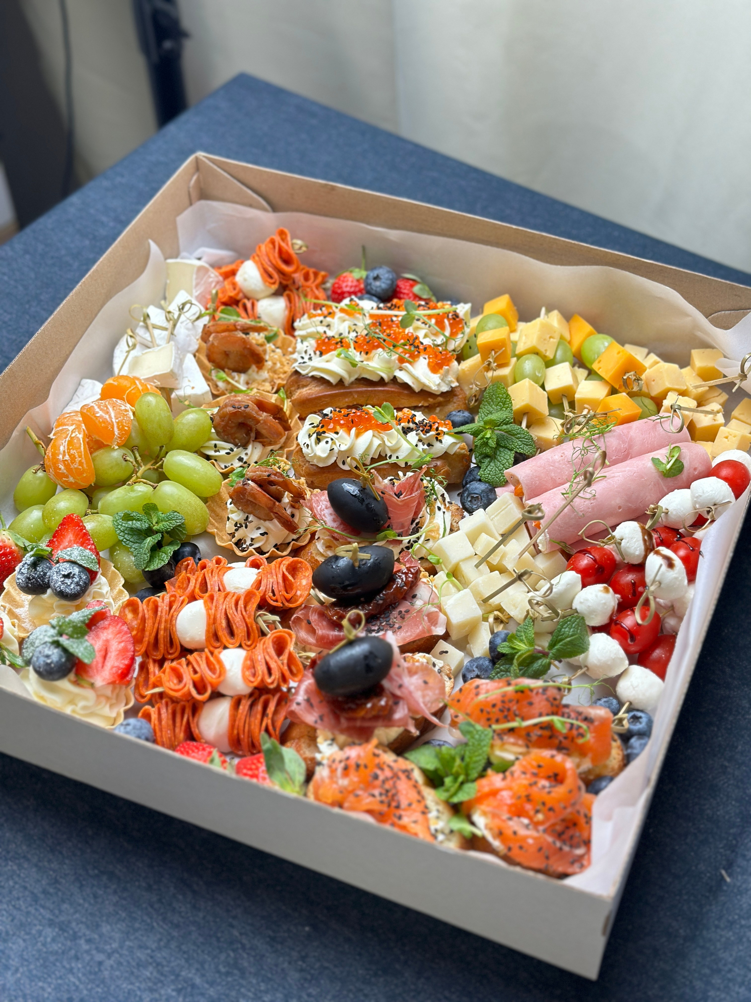 ГастроБоксы. Выездной кейтеринг, съедобные букеты, торты и сладости на заказ