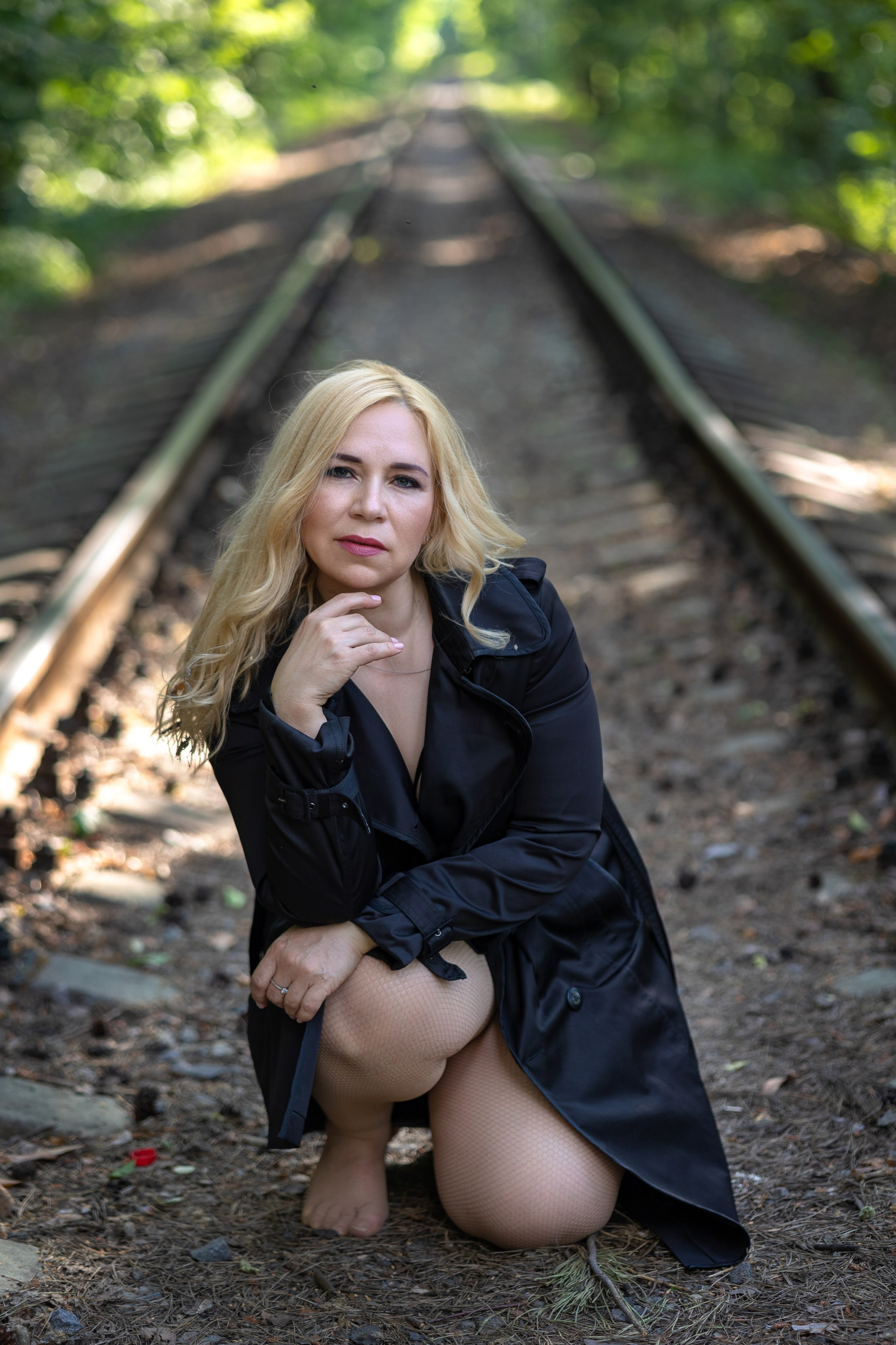 Рельсы, шпалы, девушка