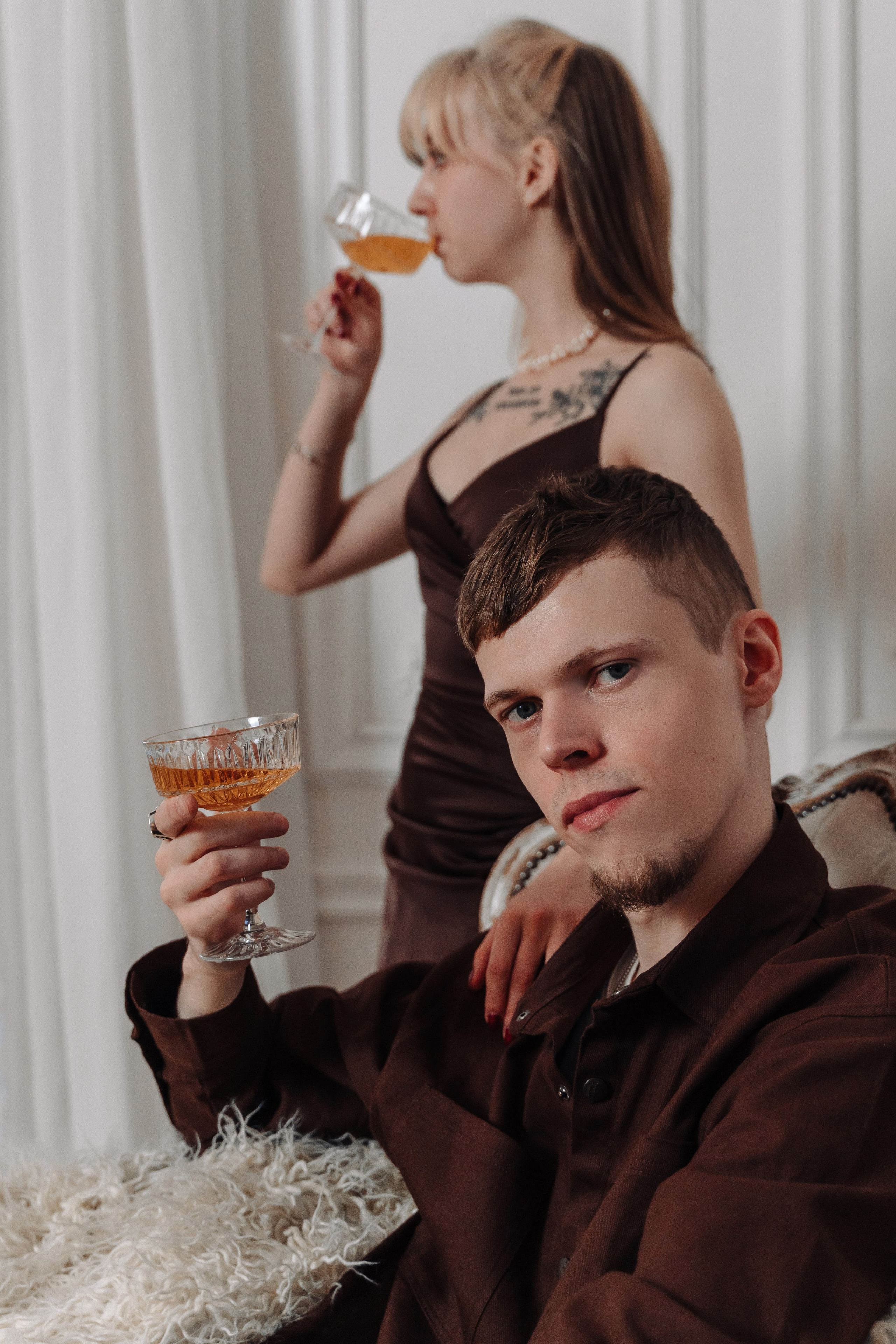 Зимняя фотосессия лавстори с предложением руки и сердца в фотостудии