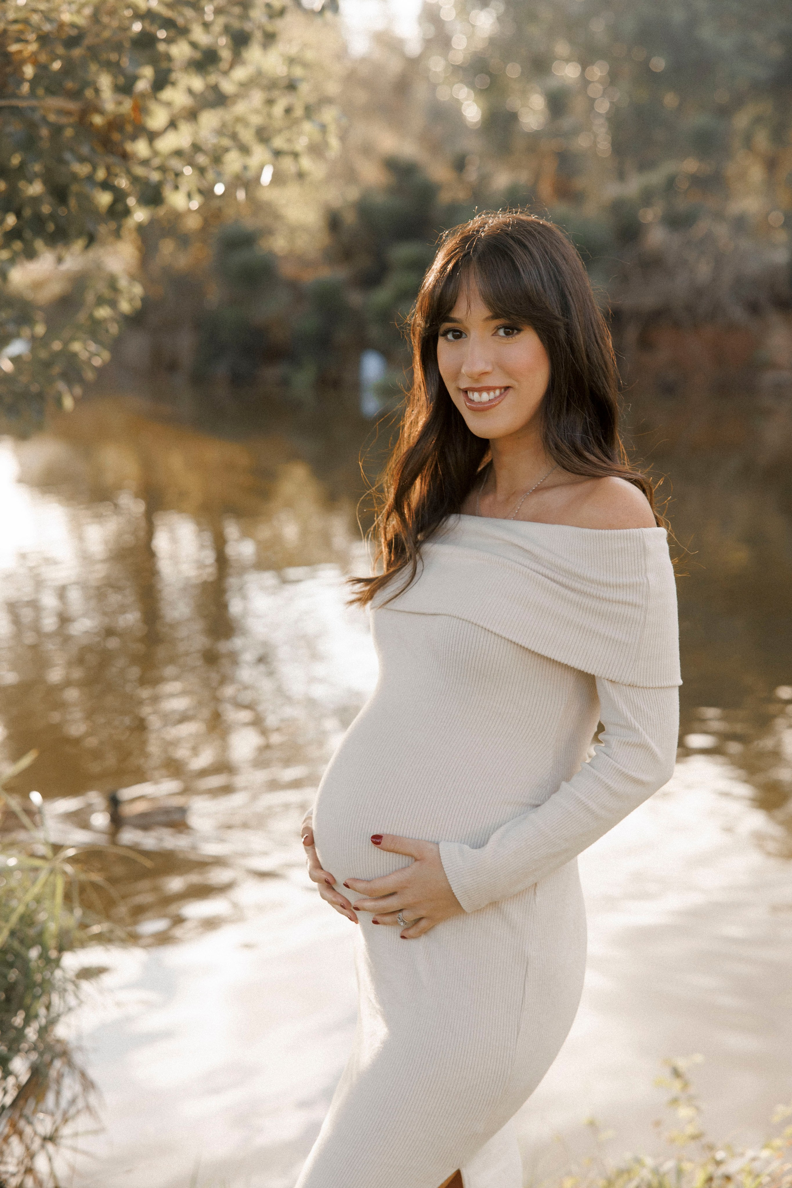 Pregnancy photoshoot inside the park. Главная