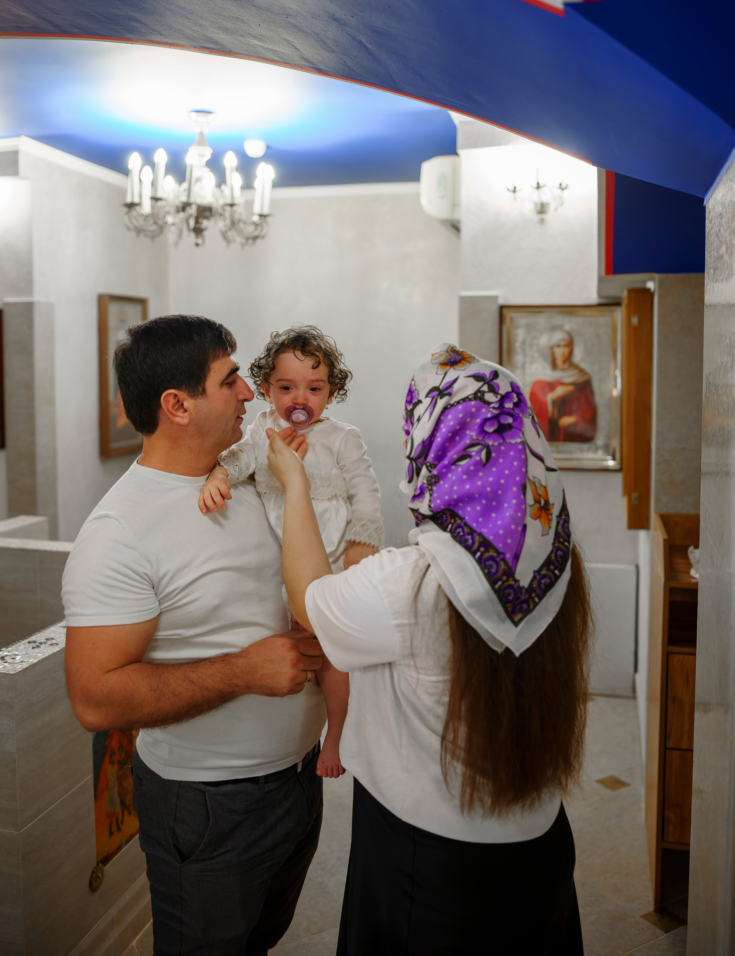 Обряд крещения детей в церкве или храме Адлера. Фотограф видеограф Геннадий Янбаев в Сочи, Краснодаре