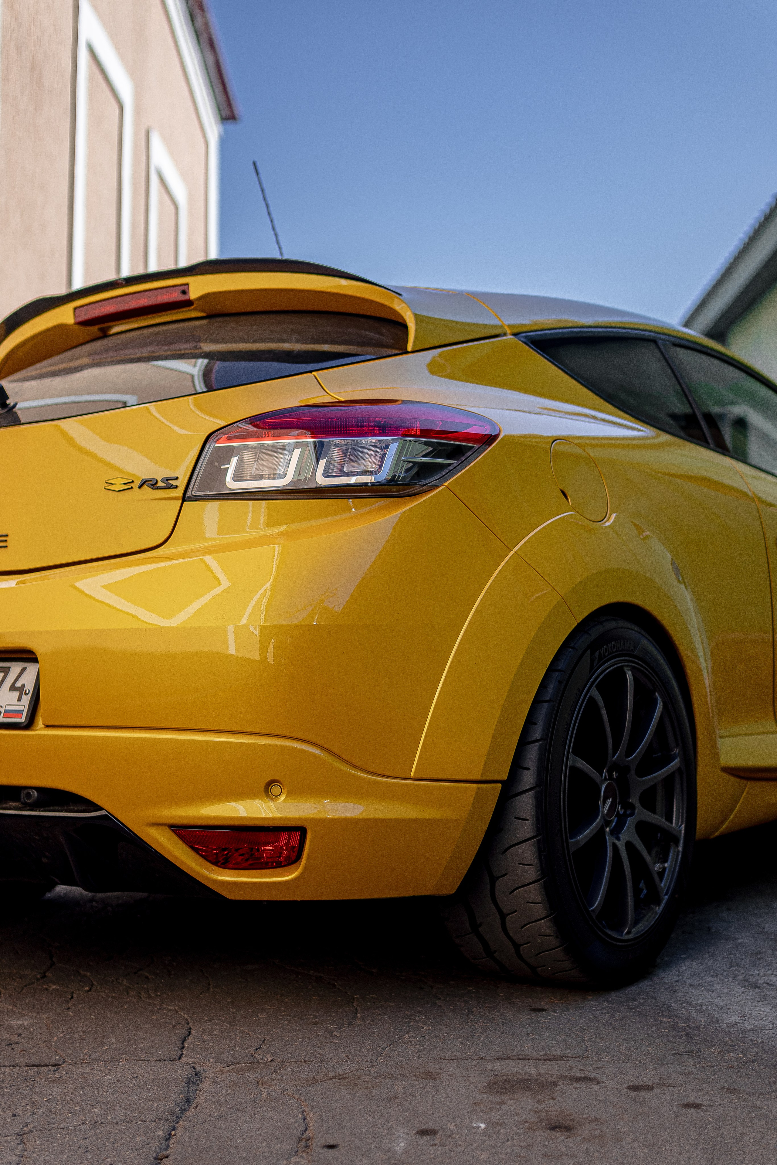 Спортивный хэтчбэк ездит по улицам Москвы. Жуков Илья  свадебный фотограф в Москве