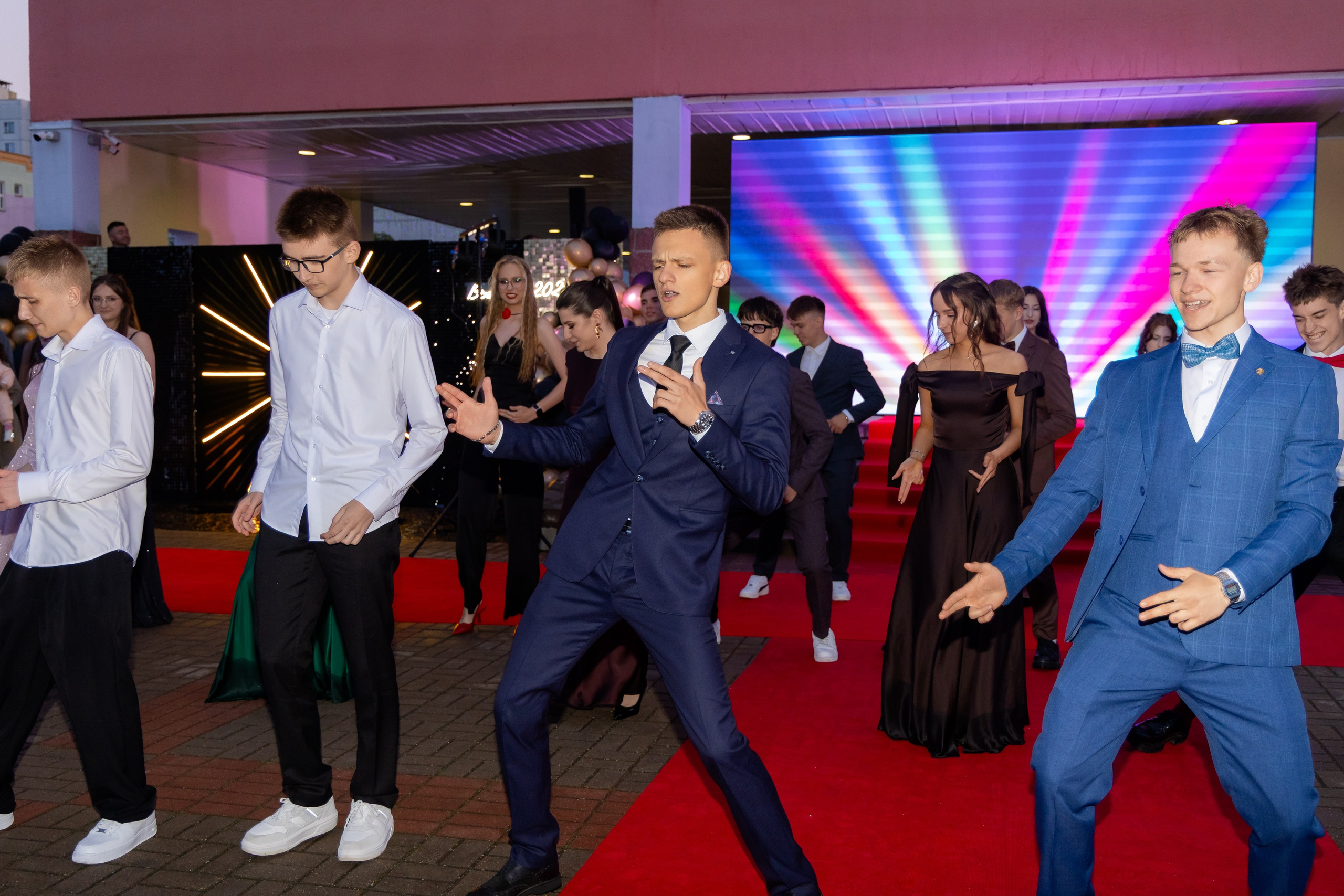 Школьный выпускной 2025 год в Минске, Беларуси. Свадебный фотограф в Минске/Беларуси Сергей Спиридонов