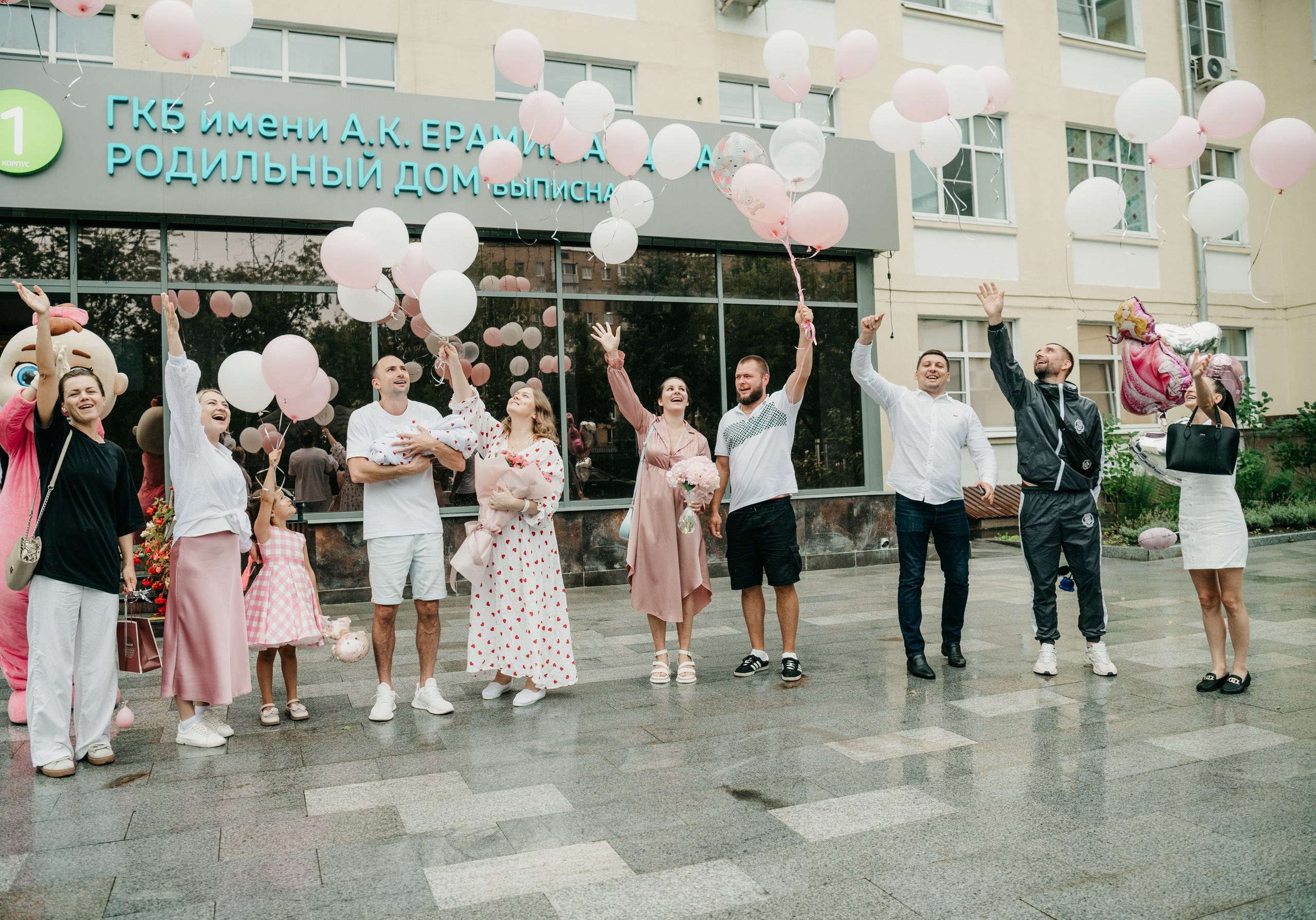 Выписка Софии в ГКБ Ерамишанцева. Фотограф на выписку из роддома в Москве и МО