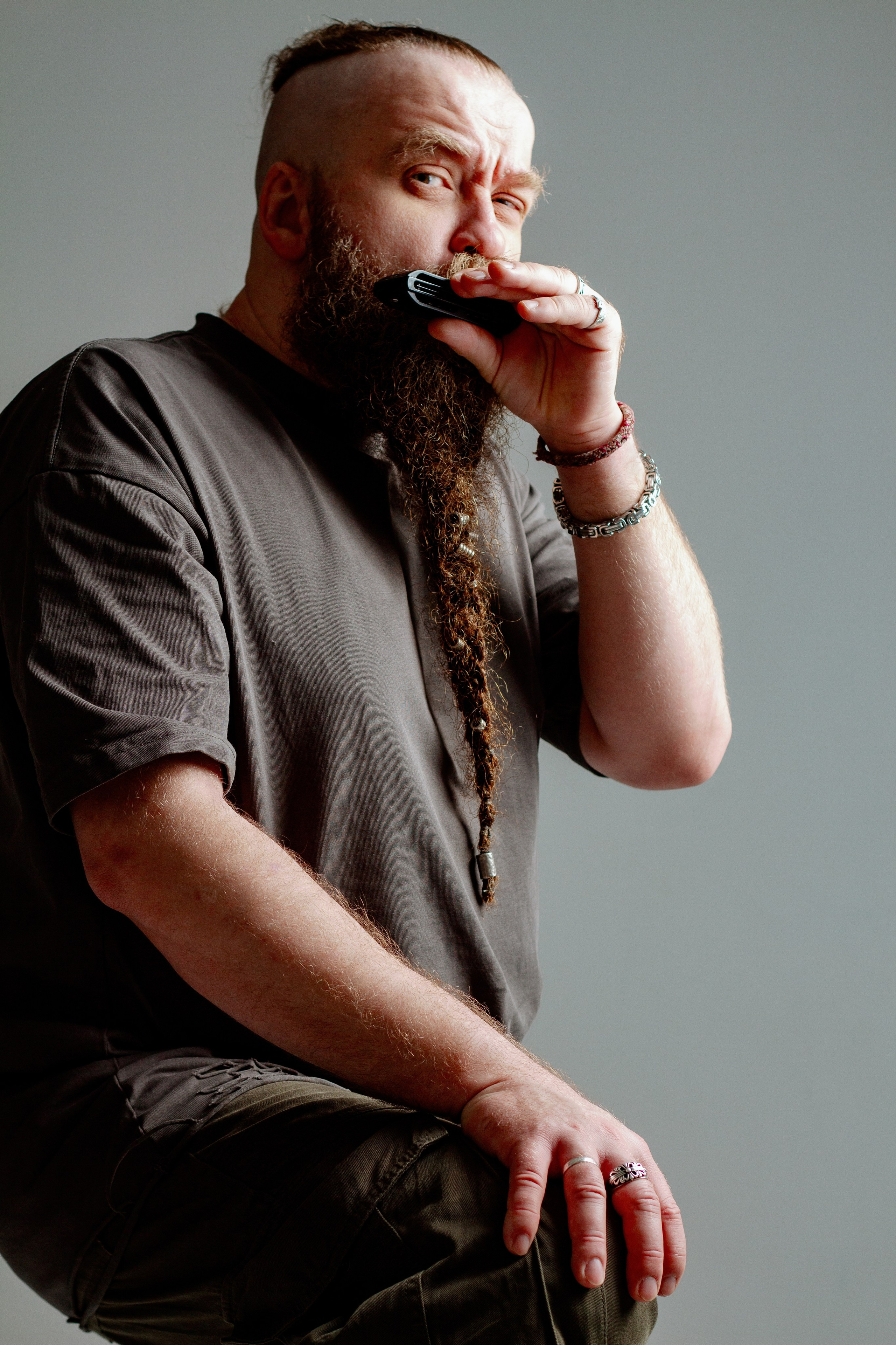 Борис Плотников. Губная гармоника. Мужской портрет, фотосессия для музыканта. Фотограф в Екатеринбурге Пойгина Елена