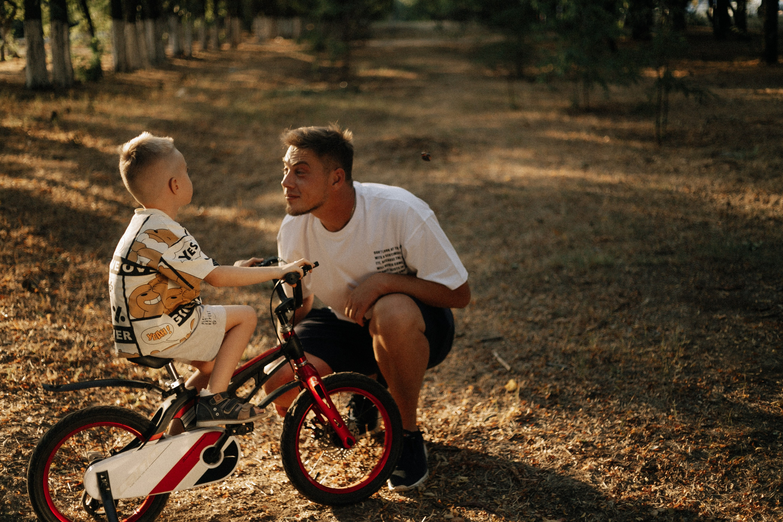 Папа учит сына кататься на велосипеде. Фотограф в Крыму | Виктория Нотевская
