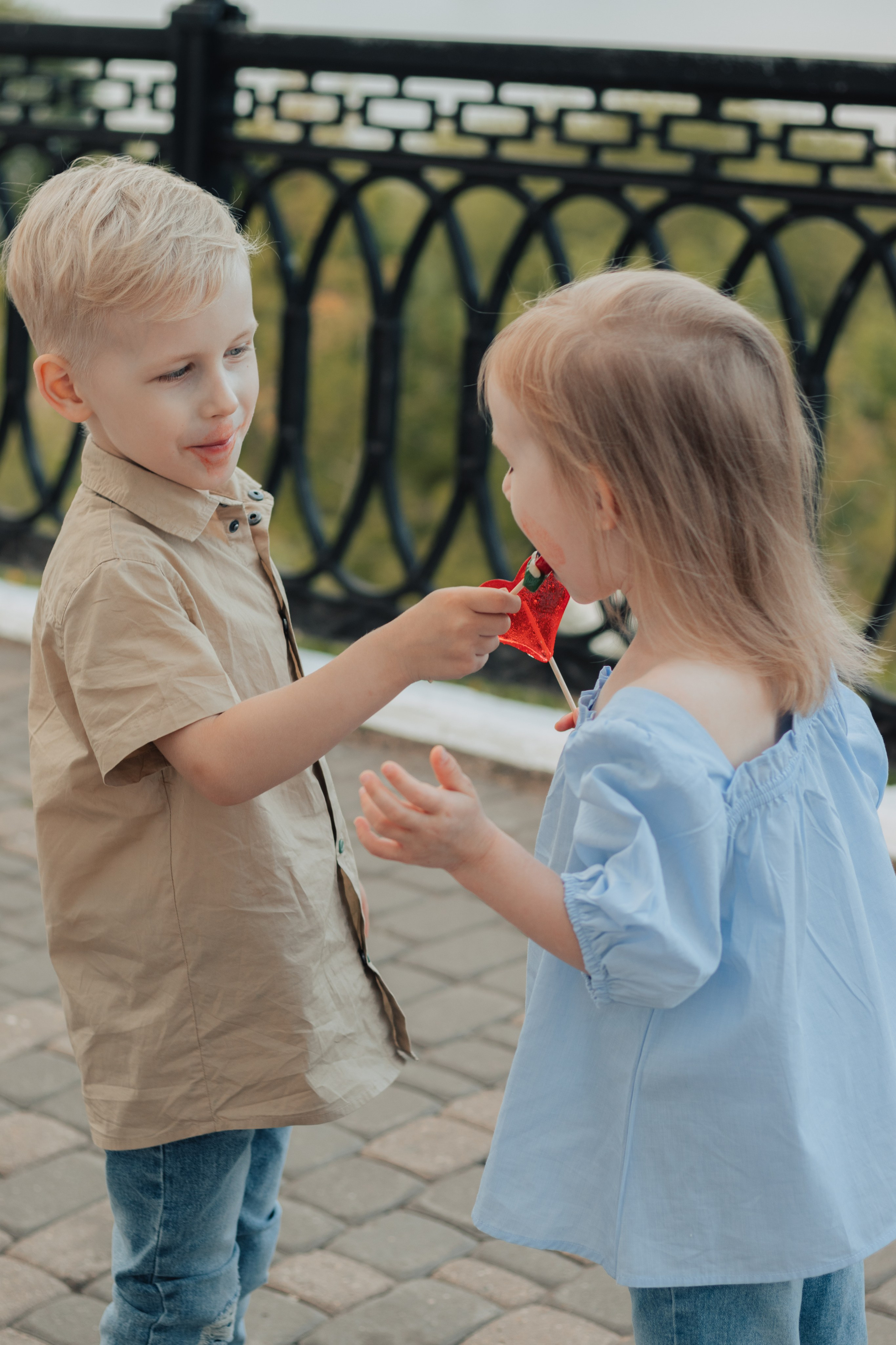 Прогулка с мамой по городу