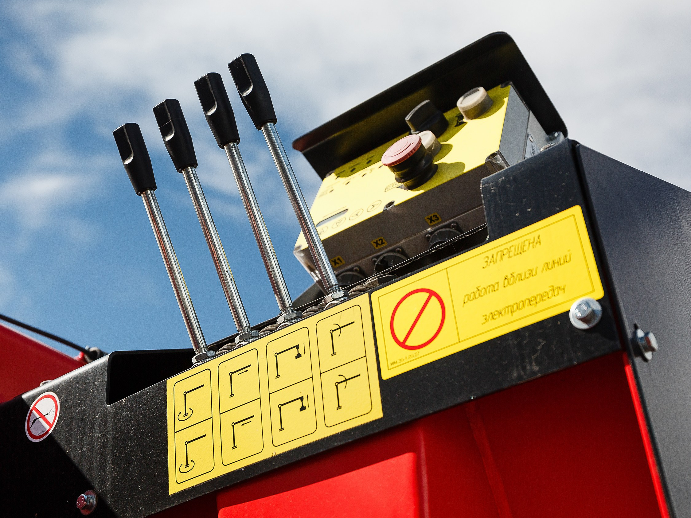 Автомобильный фотограф в СПб. Репортажная фотосъёмка в Санкт-Петербурге. Фотограф на мероприятие: выставки, презентации, автогонки. Фото для сайта, отчётов и публикации в сми. Профессиональный фотограф Сергей Пушкин. Промышленная фотосъёмка. Автопром. Фотосъёмка авто и спецтехники. Профессиональные фото большегрузов.