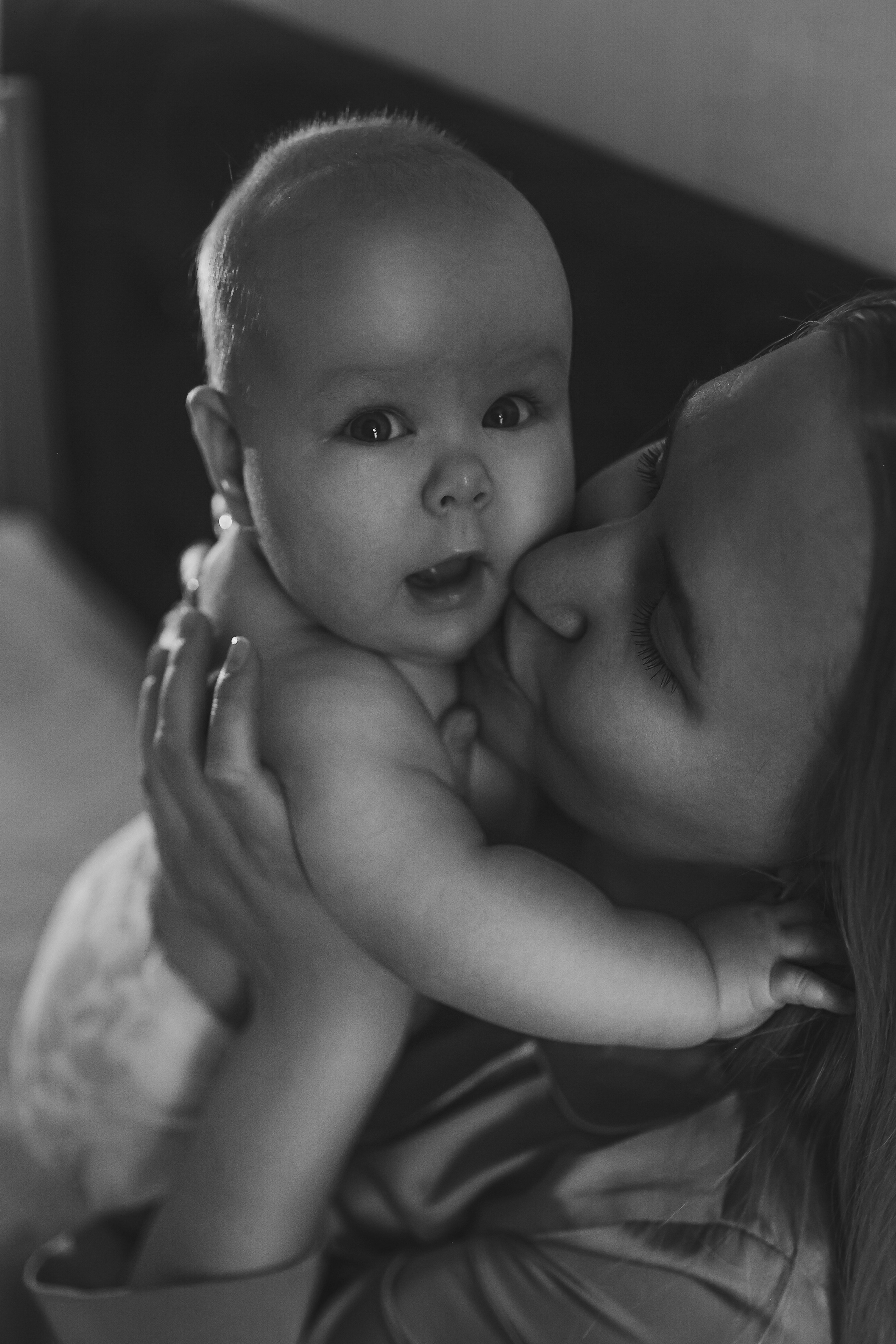 Кормление. Семейный фотограф Тюмень, фотограф на роды Салмина Мария