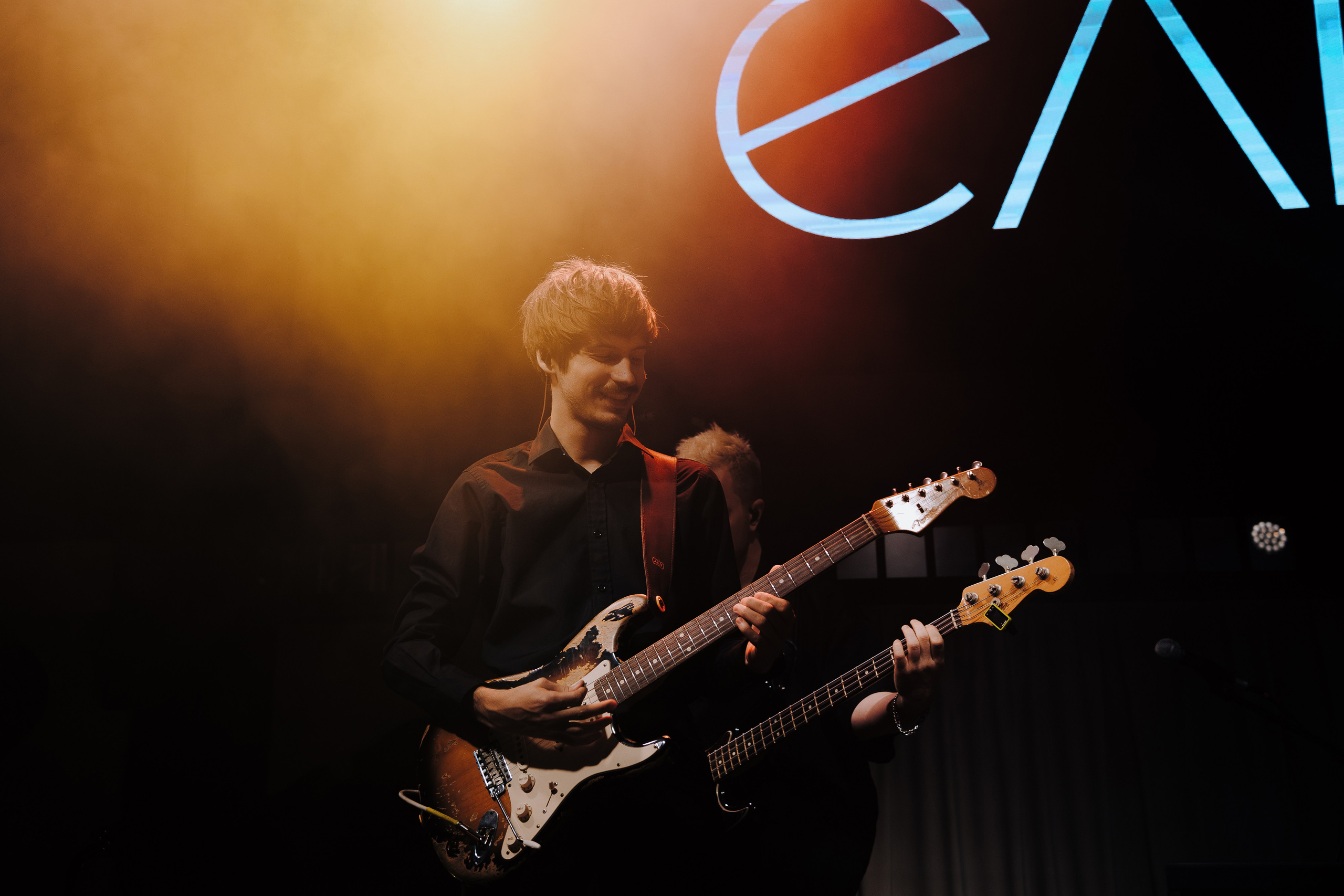 20 ЛЕТ МЕГАПОЛИС ЧЕЛЯБИНСК ХЕДЛАЙНЕР ЕЛКА. Репортажный фотограф Зуев Роман г. Челябинск