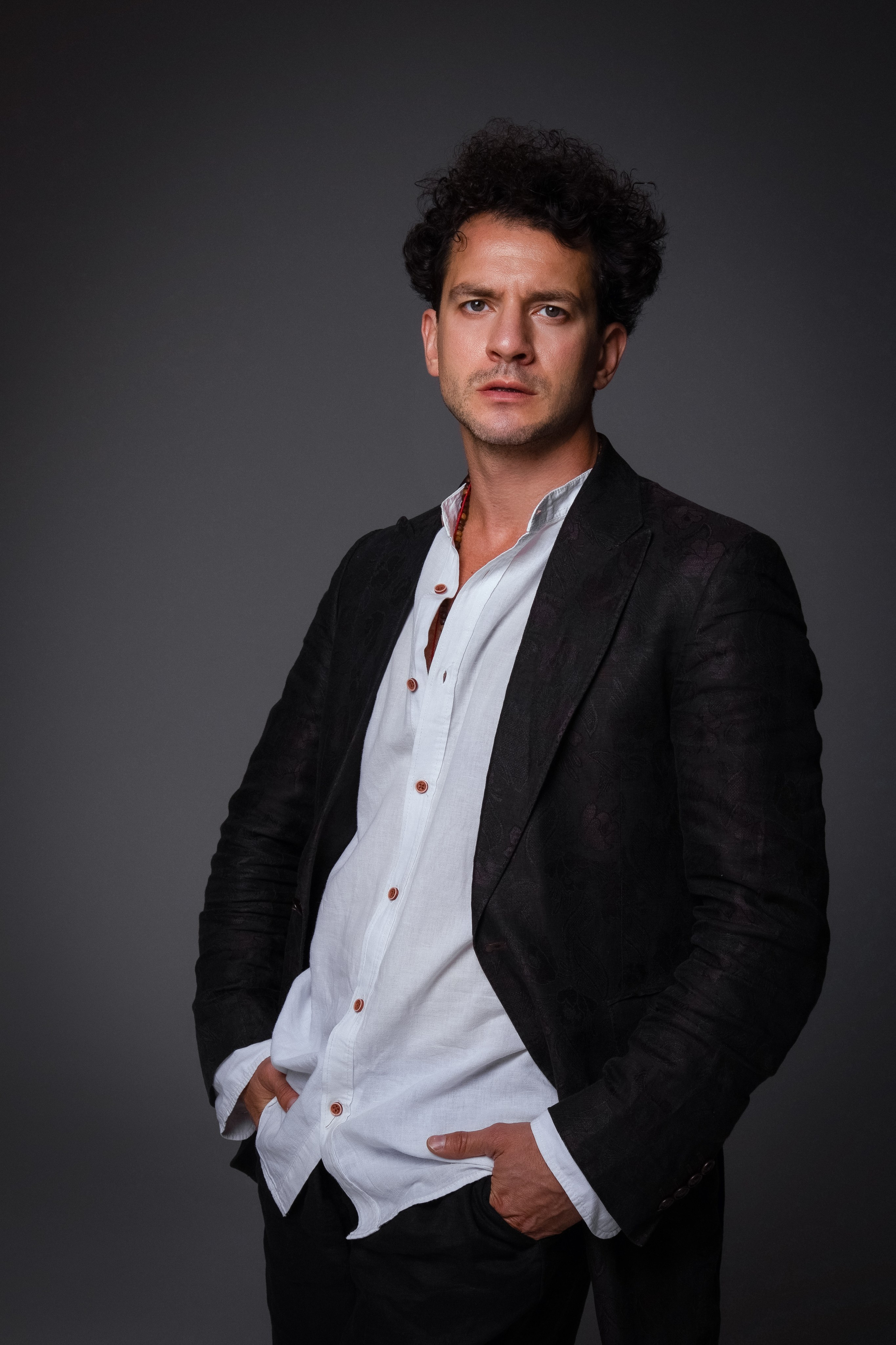 Фотосессия в Москве! Мужской портрет. Все включено. Готовые образы. Помощь визажиста и стилиста. Фотосессия в стиле минимализм. Фотосессии в студиях Москвы с циклорамой. Фотосессия мужского портрета идеи образов и позирования.