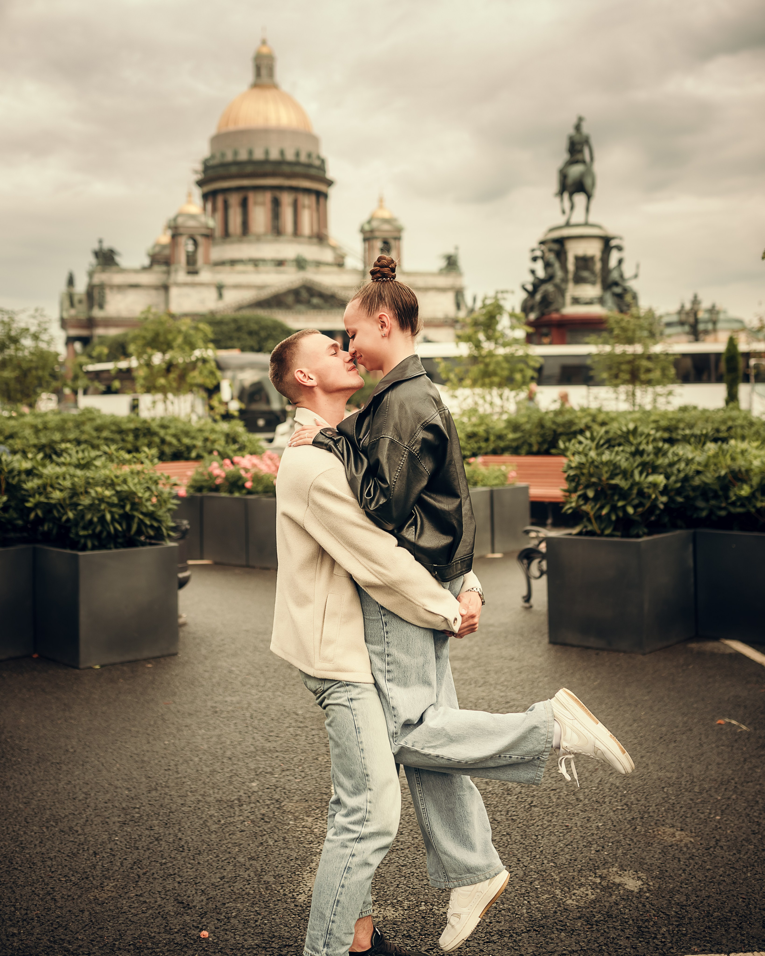 Вика и Никита, летняя фотосессия на Исаакиевской площади. Фотограф в Санкт- Петербурге Мария Золотарь