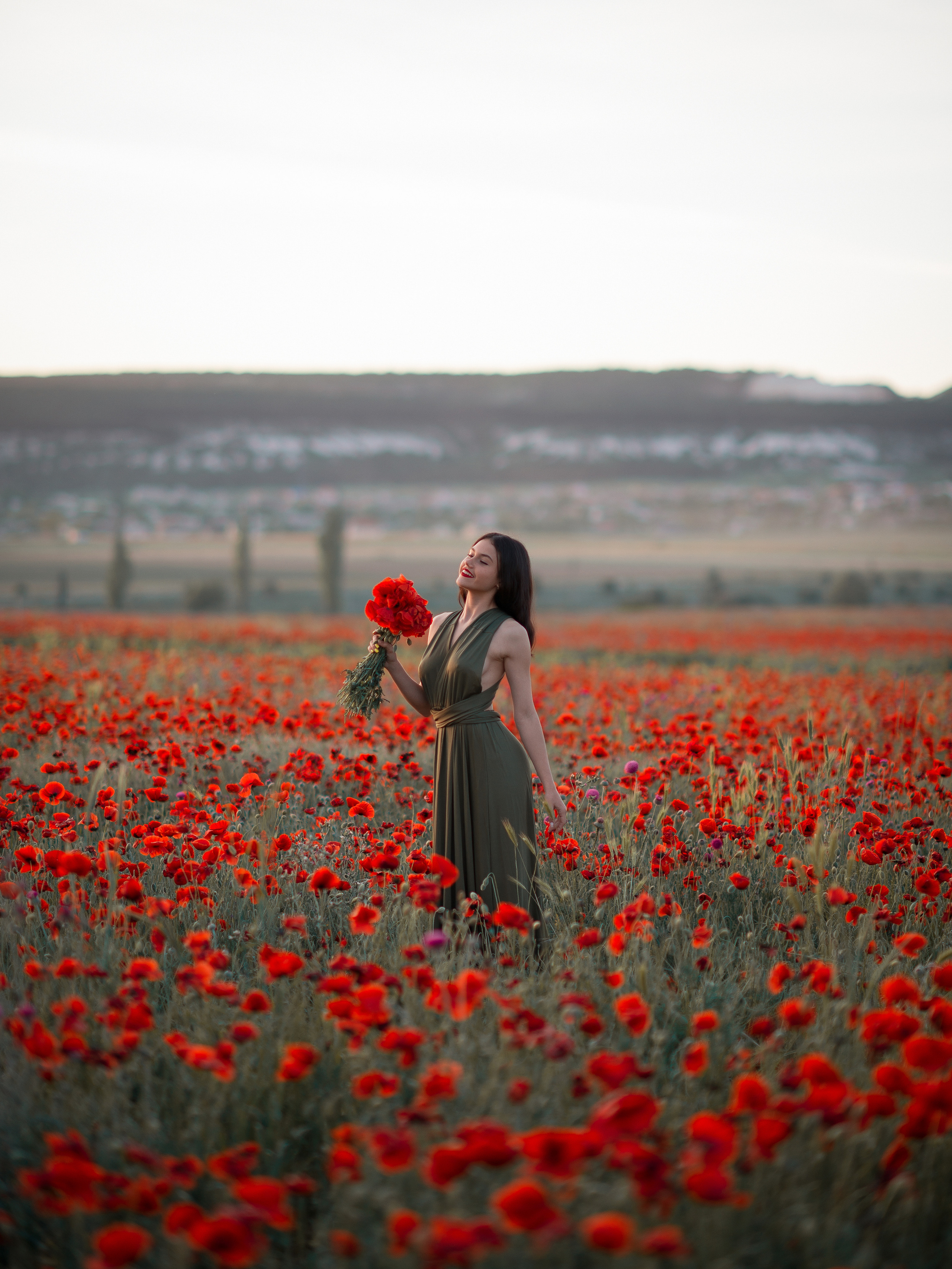 Фотосессия в маках в Крыму. Ознакомиться с портфолио, уточнить условия и цены можно на сайте или по телефону, указанному в разделе "Контакты"