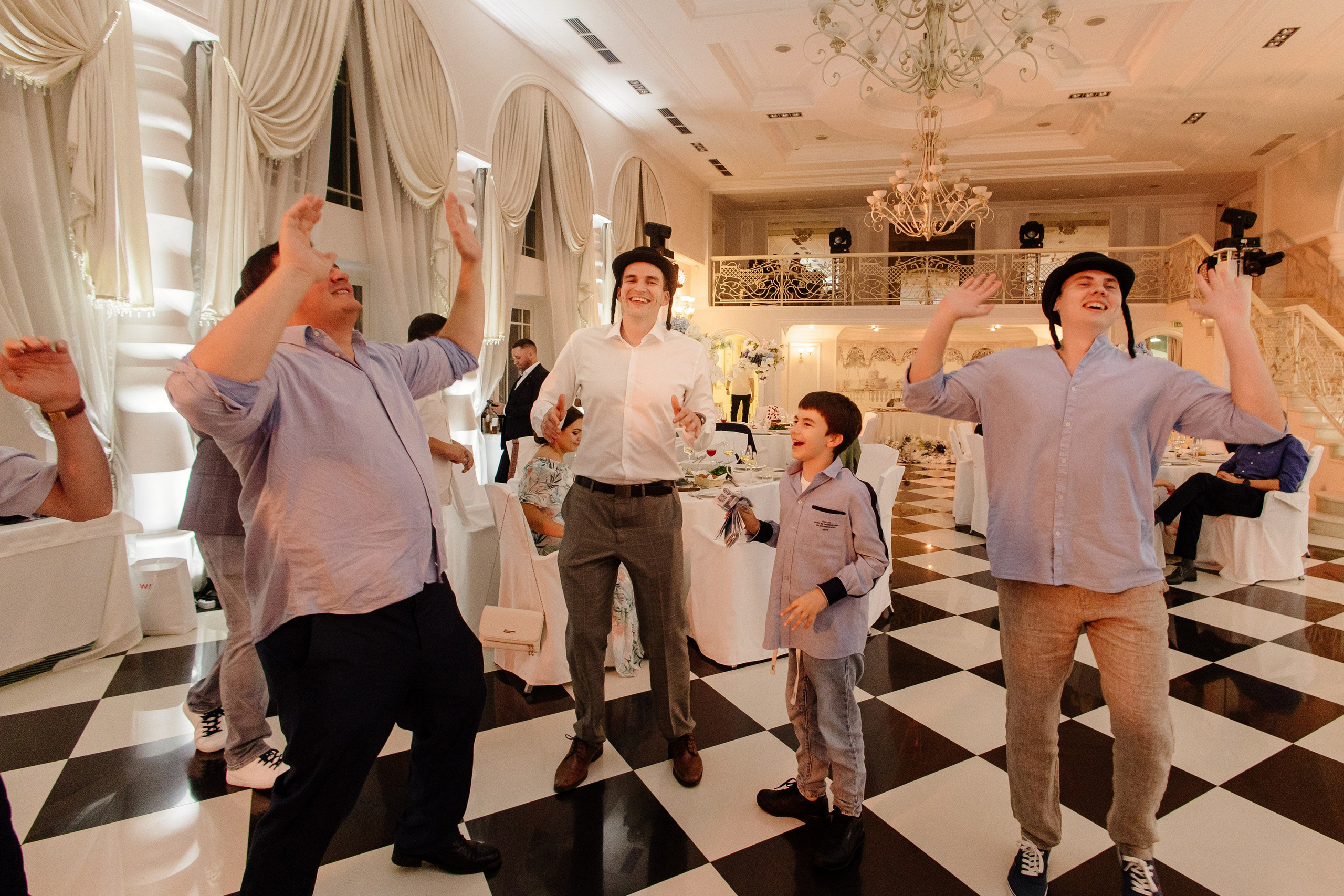 Свадебное утро в Hyatt Regency Хаятт Редженси, свадебная прогулка на Арме и банкет в О’Шалей. Свадебный и семейный фотограф Екатерина Иванова