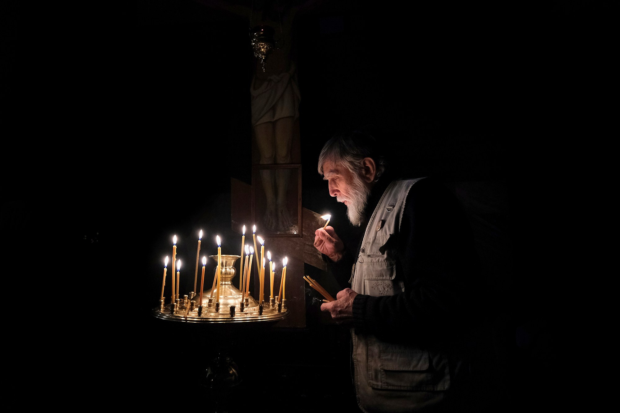 Прихожанин на рождественской службе в Томске. 7 января, 2024. Никита Гольцов / РИА Томск.