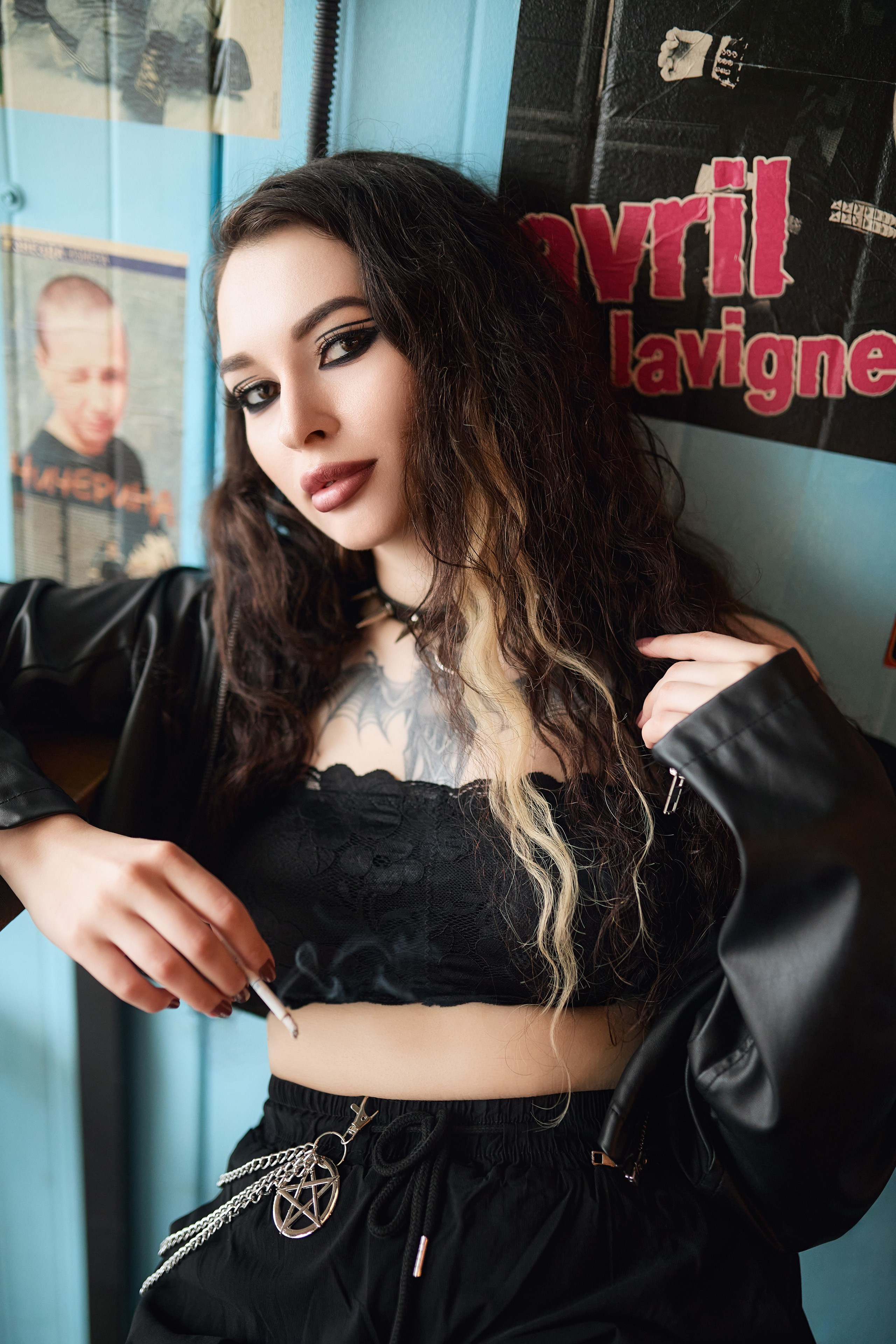 Индивидуальная фотосъёмка в баре на фоне музыкальных постеров