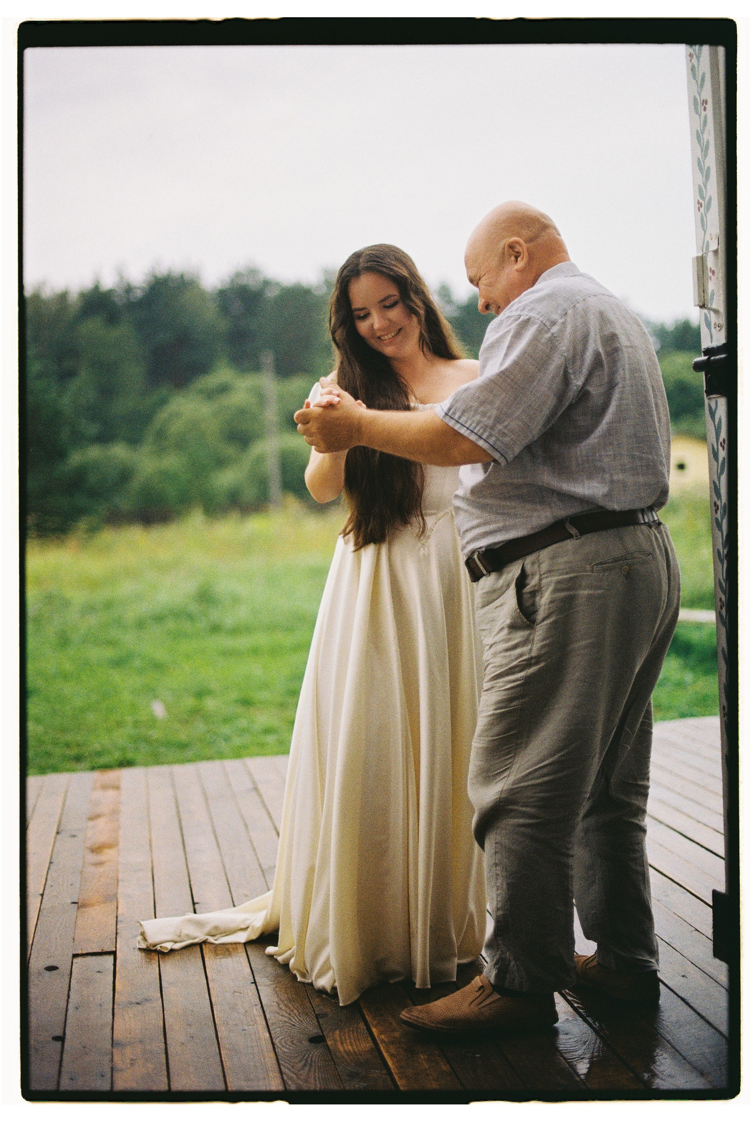 Зеленая тропа, уютная свадьба под дождем. Афина Ефимова. Свадебный фотограф Москва