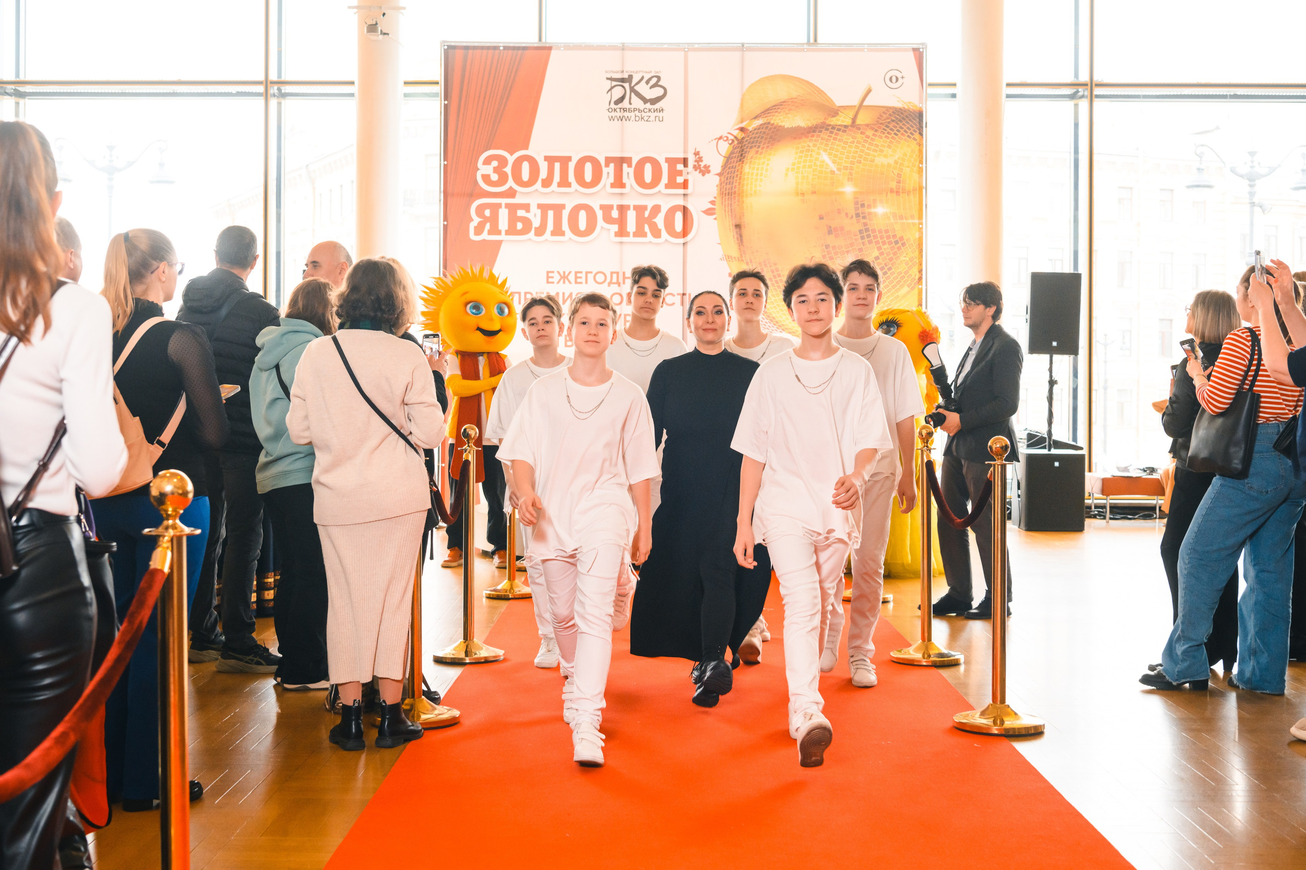 23 апреля, красная дорожка, БКЗ Октябрьский, г. Санкт-Петербург. Золотое яблочко