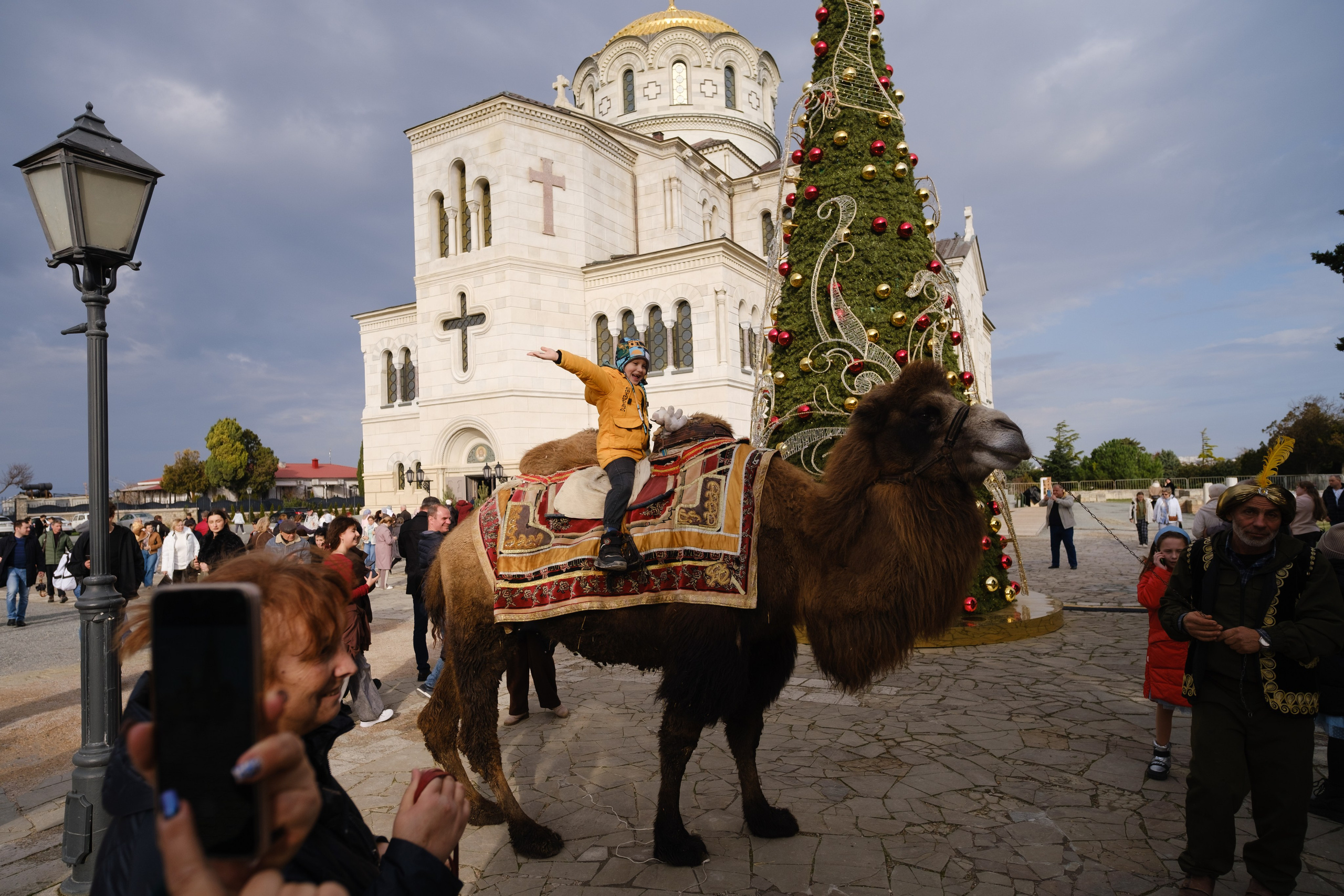 Новогодний репортаж из парка «Новый Херсонес» | Фотограф Илья Желдак. Профессиональная фотосъемка в Крыму. Натуральные эмоции и живые кадры. Забронируйте дату прямо сейчас!
