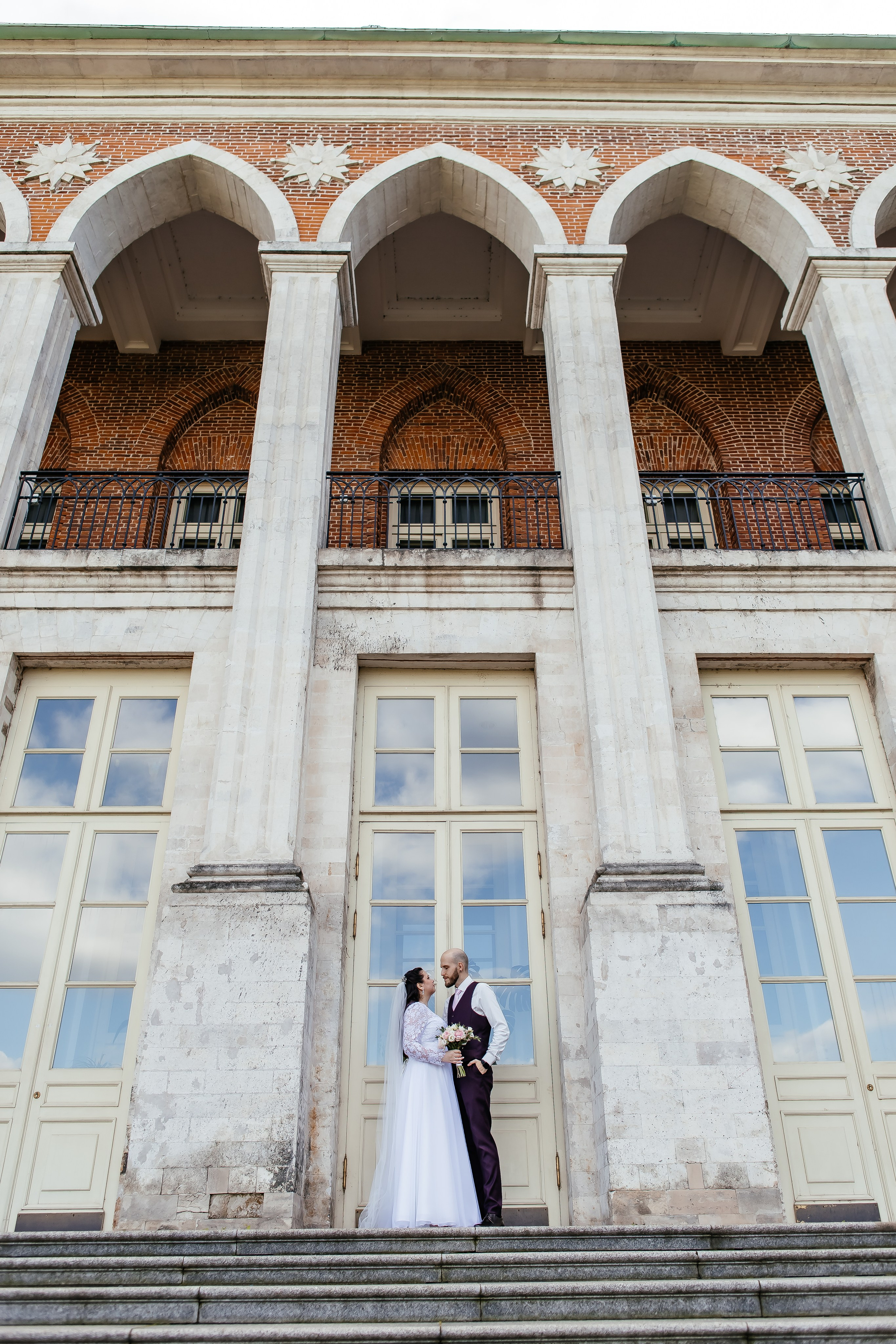 Романтическая свадебная фотопрогулка в Царицыно после ЗАГСа. Свадебный фотограф в Москве