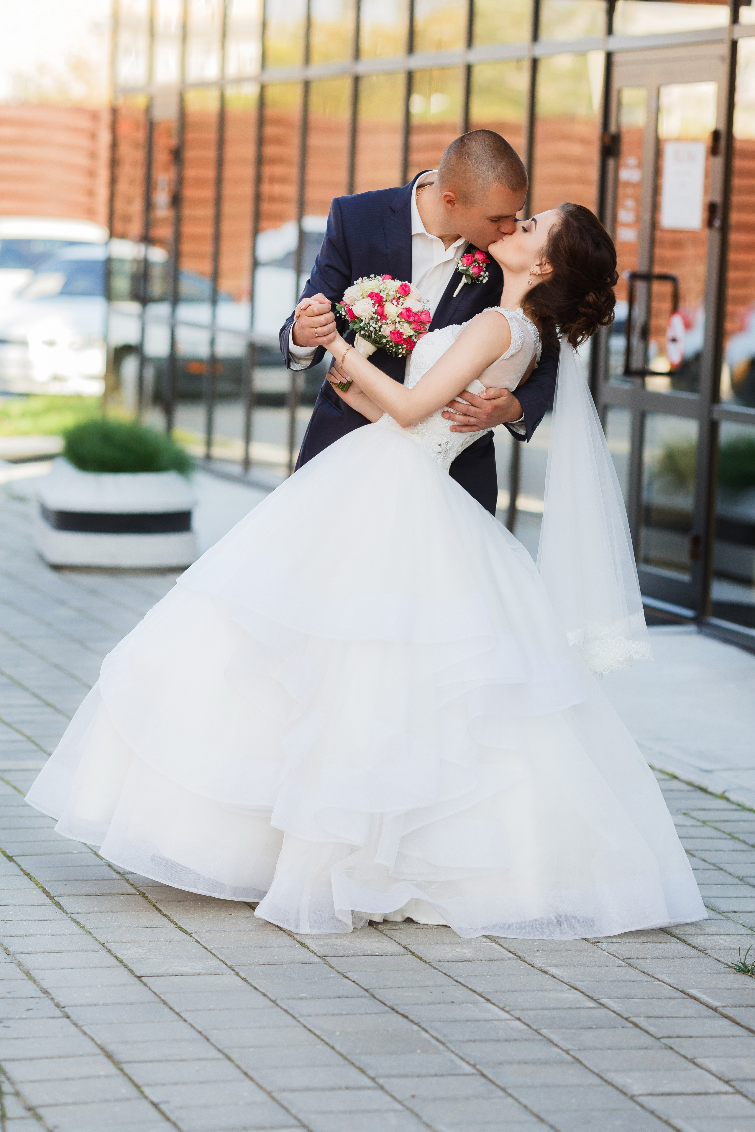 Свадебная фотосъёмка в Сити-Центре, на проспекте Мира, 65. Автор кадра - свадебный фотограф Олег Мороз, город Находка