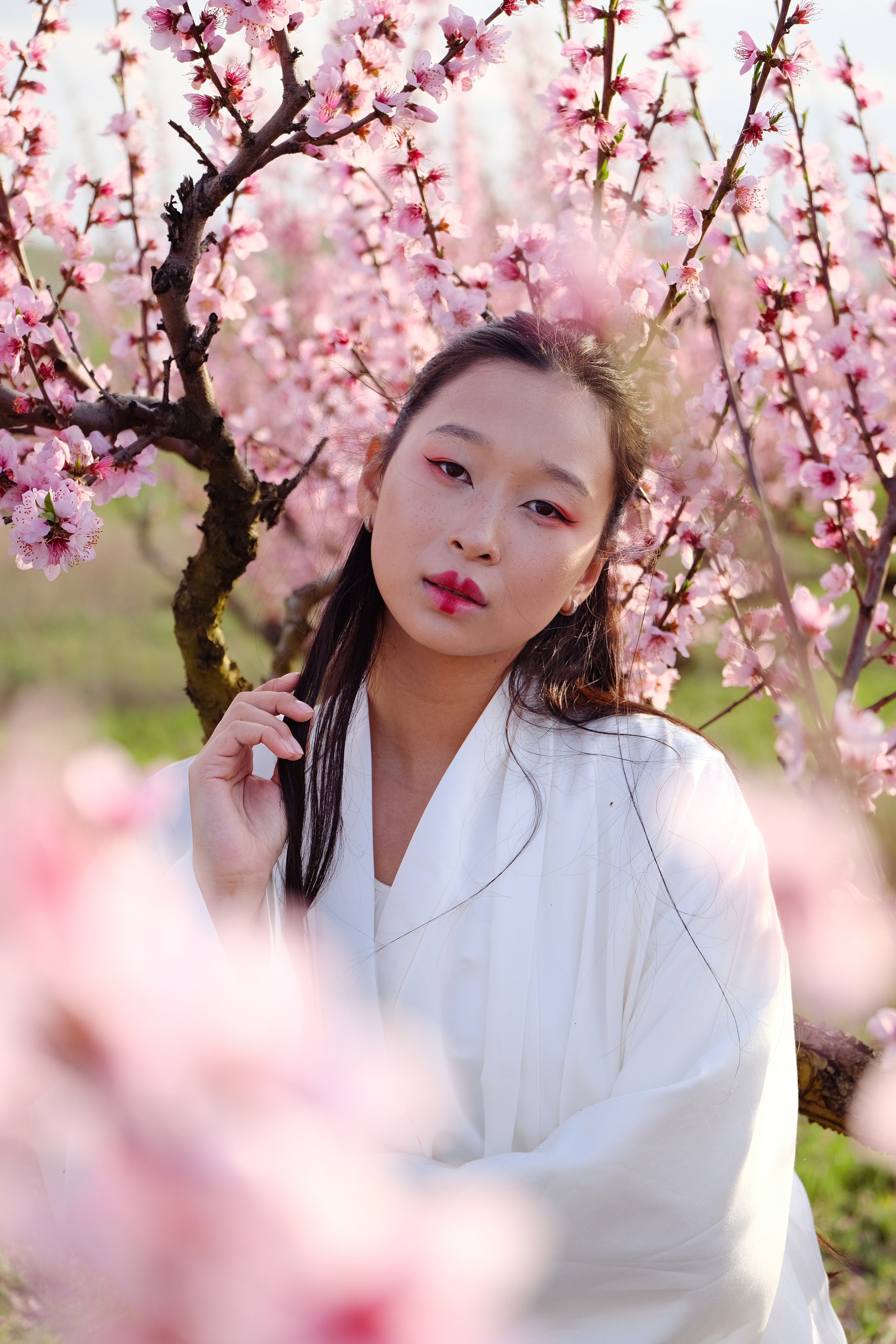 Фото в цветущих персиковых садах. Профессиональная фотосъемка в Крыму. Натуральные эмоции и живые кадры. Забронируйте дату прямо сейчас!