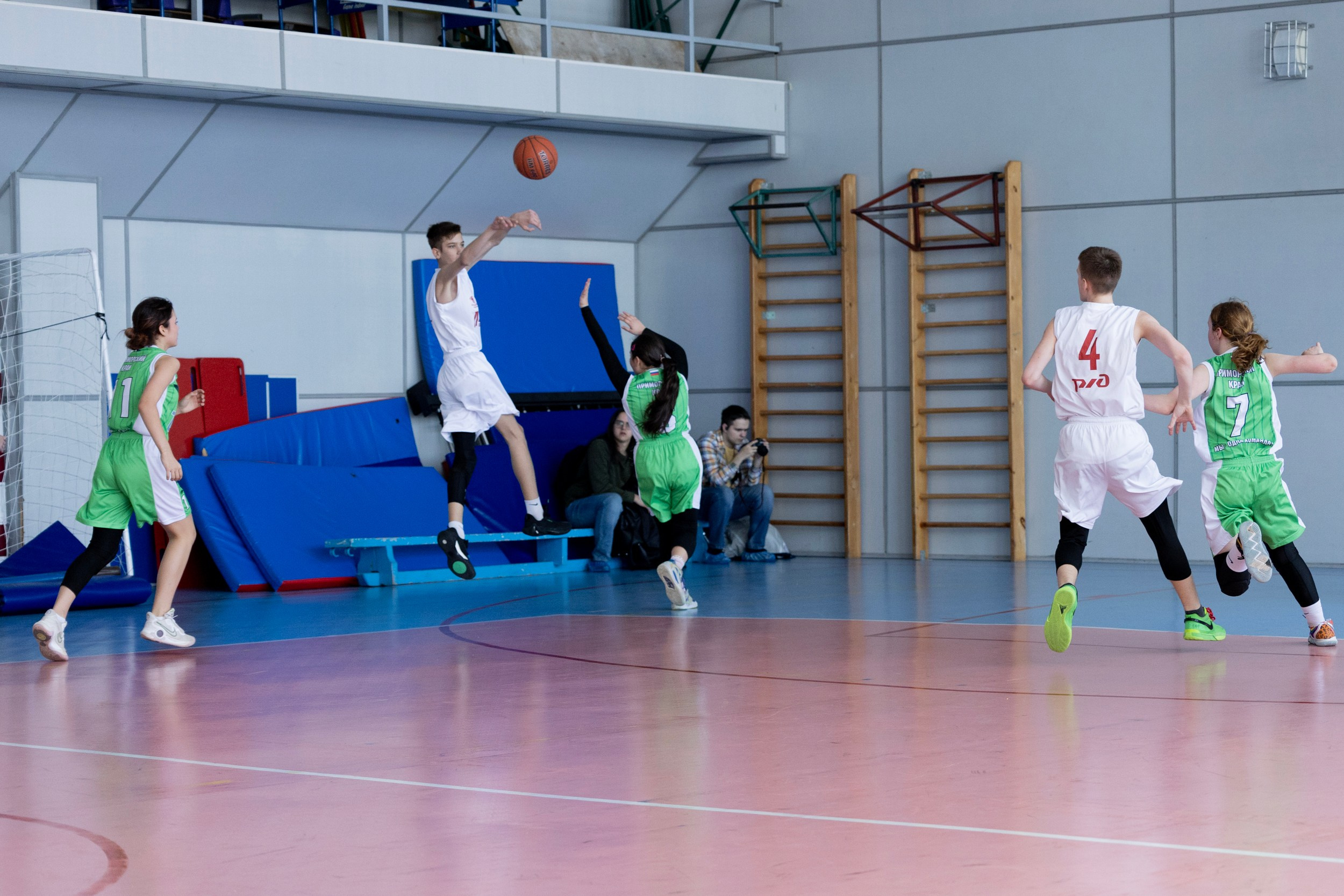 Соревнования по баскетболу среди школьников. Репортажный и портретный фотограф в Владивостоке