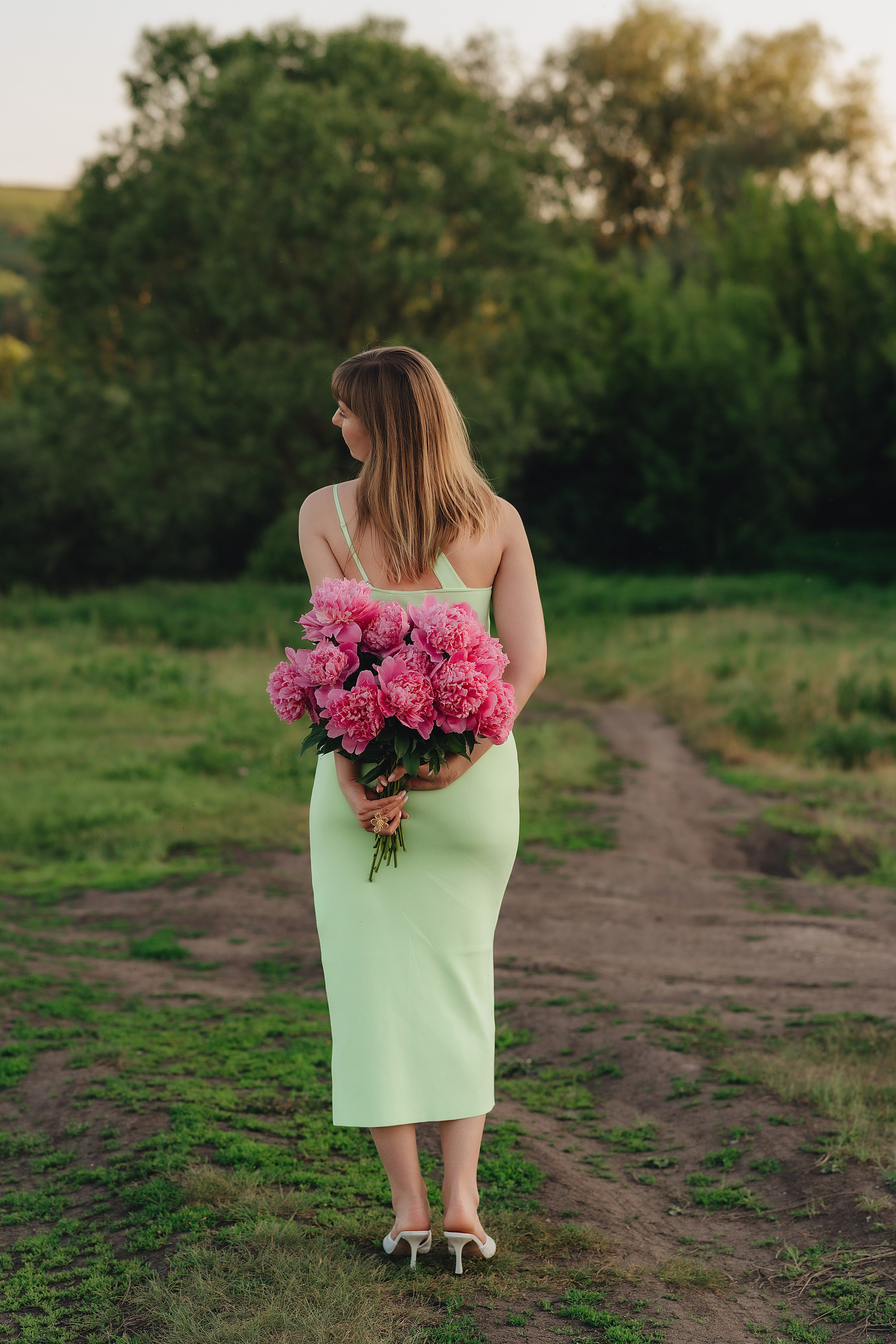 Анастасия | Съемка на закате с букетом пионов. Фотограф Карина Шмулёва. Воронеж и область