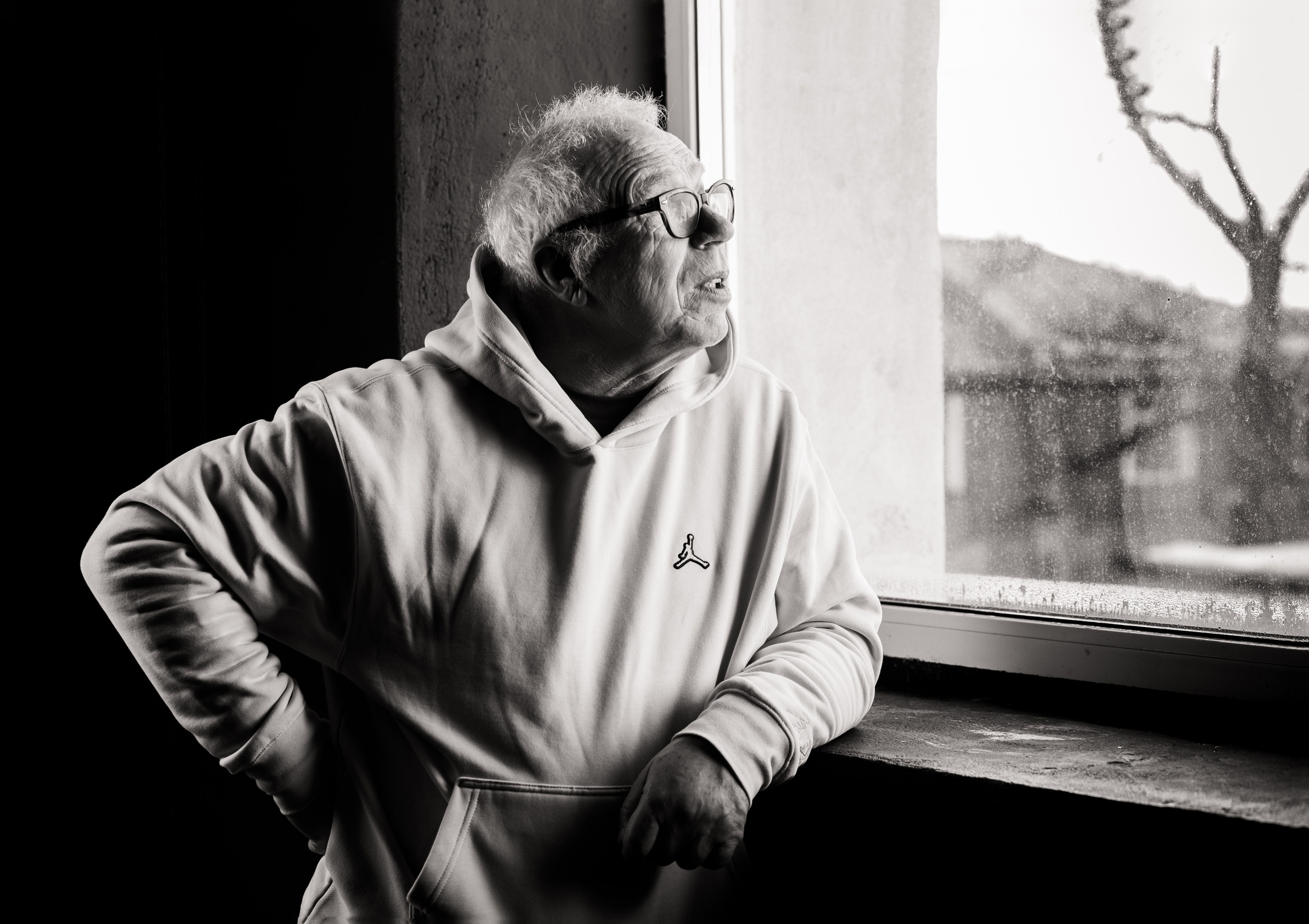 Портрет художника Игоря Андреева у окна