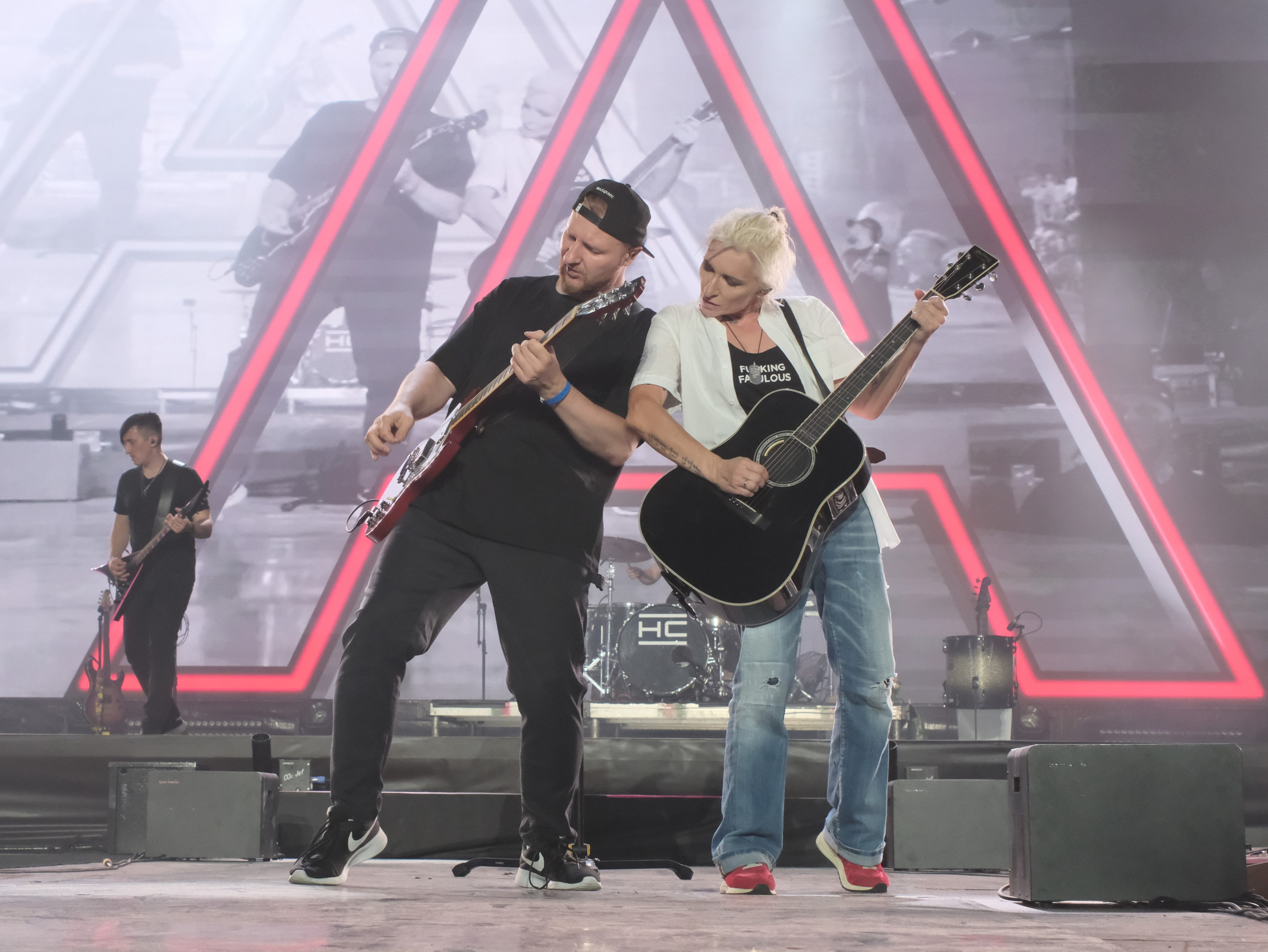 Диана Арбенина (группа «Ночные снайперы») — Москва, МТС Live Лето 2024. RedGeek - блогер и стручњак за образовање и ИТ Кирил Ситнов