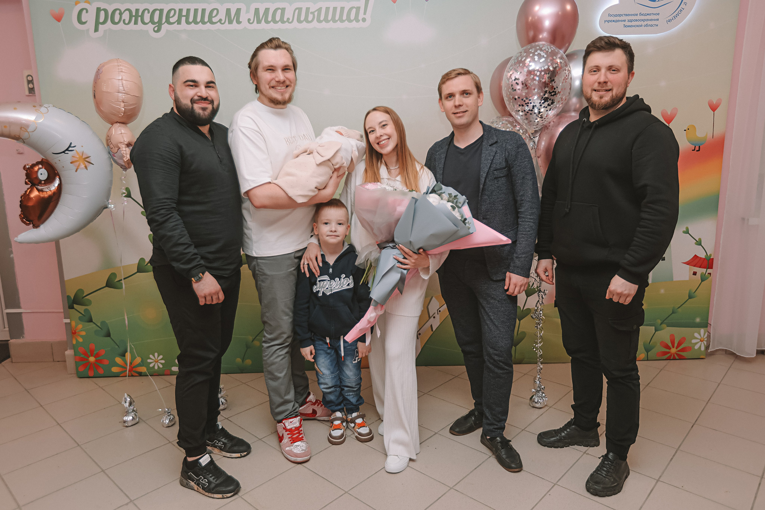 Выписка палата+внизу ПЦЭ. Семейный фотограф Тюмень, фотограф на роды Салмина Мария