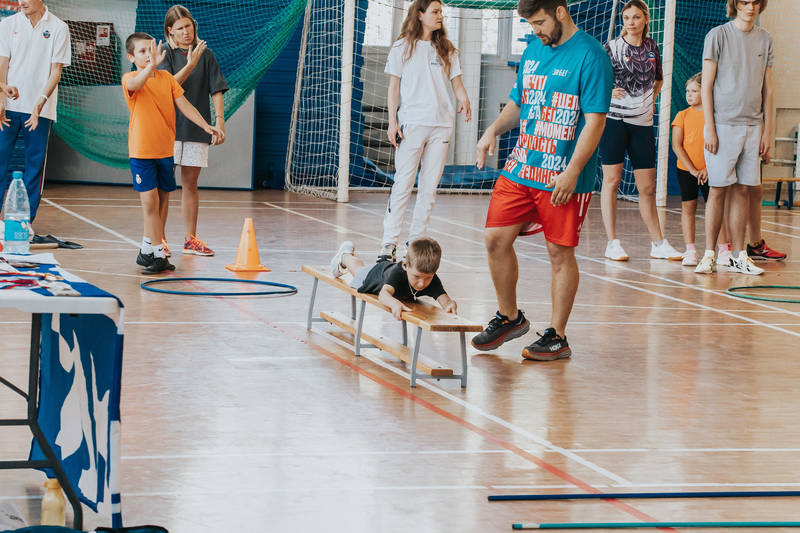 Репортажная спортивная съемка г. Королев стадион Металлист «папа, мама, я — спортивная семья». Юлия Егорова | Свадебный фотограф, семейный фотограф Москва, МО • Портреты • репортажи • день рождения • Love Story • дети