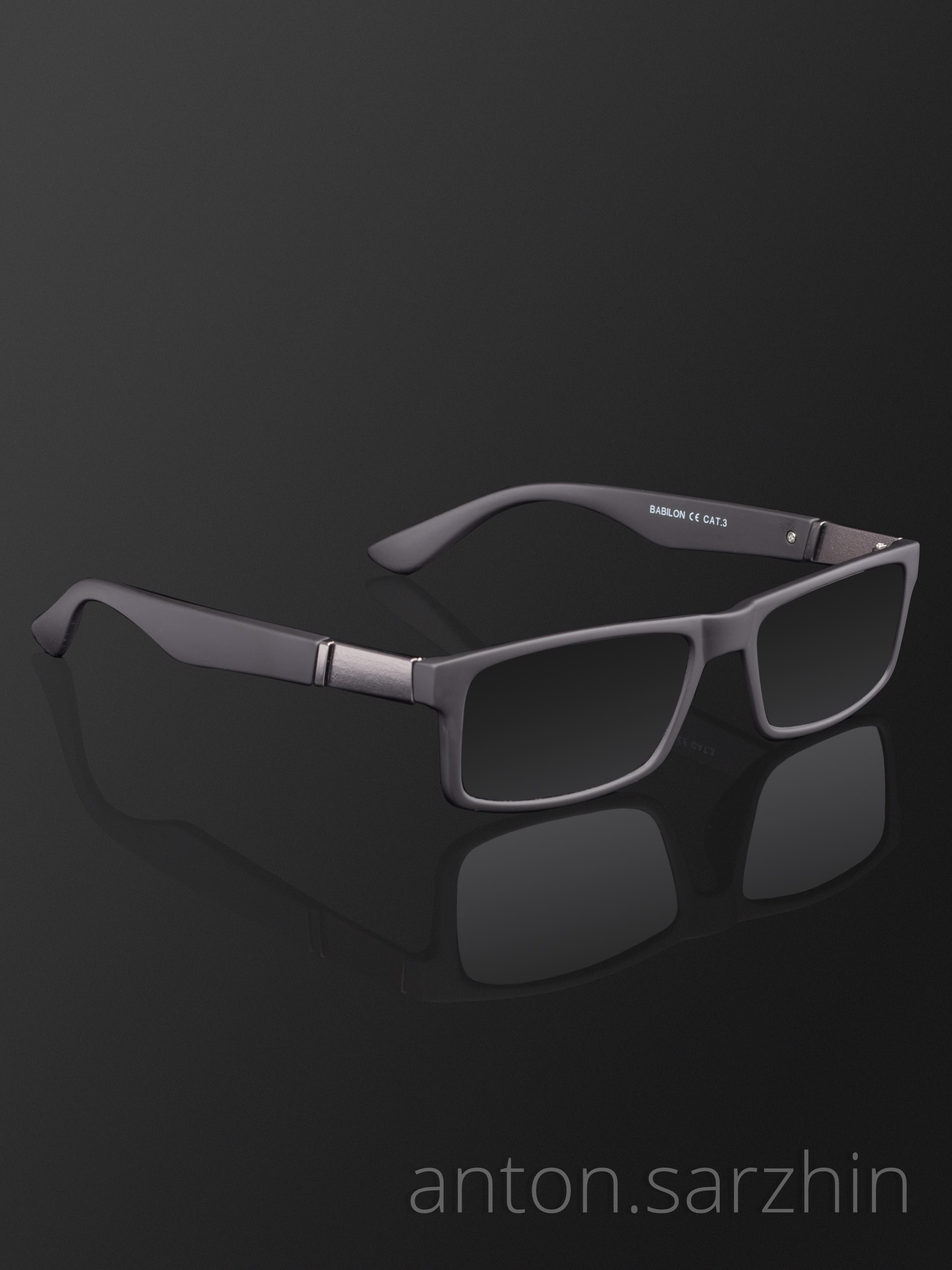 Имиджевая съемка черных очков на черном фоне