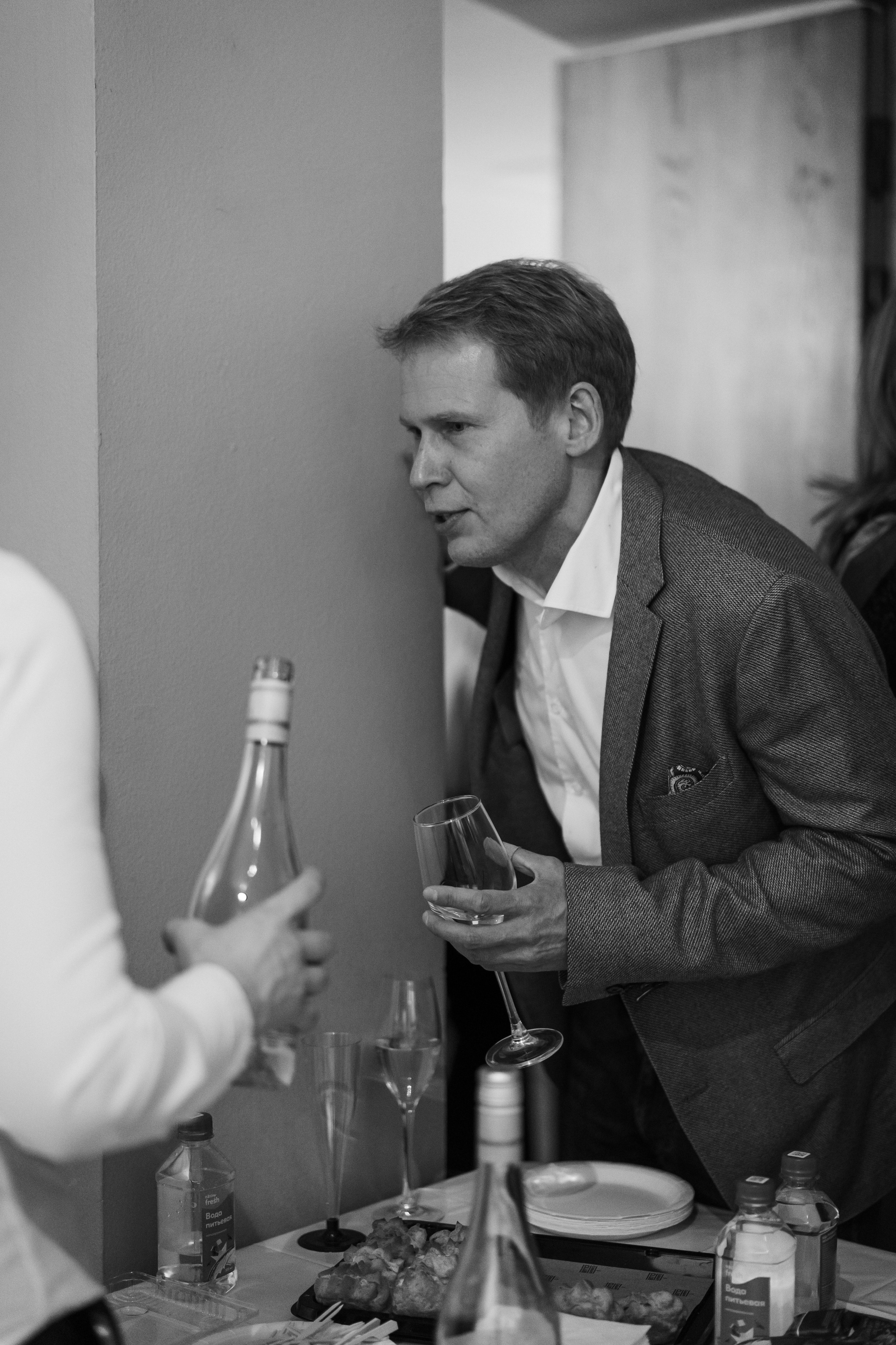 Съёмка открытия вытсавки художника Ильи Даньшина. Лиза Фирстова — самый добрый фотограф