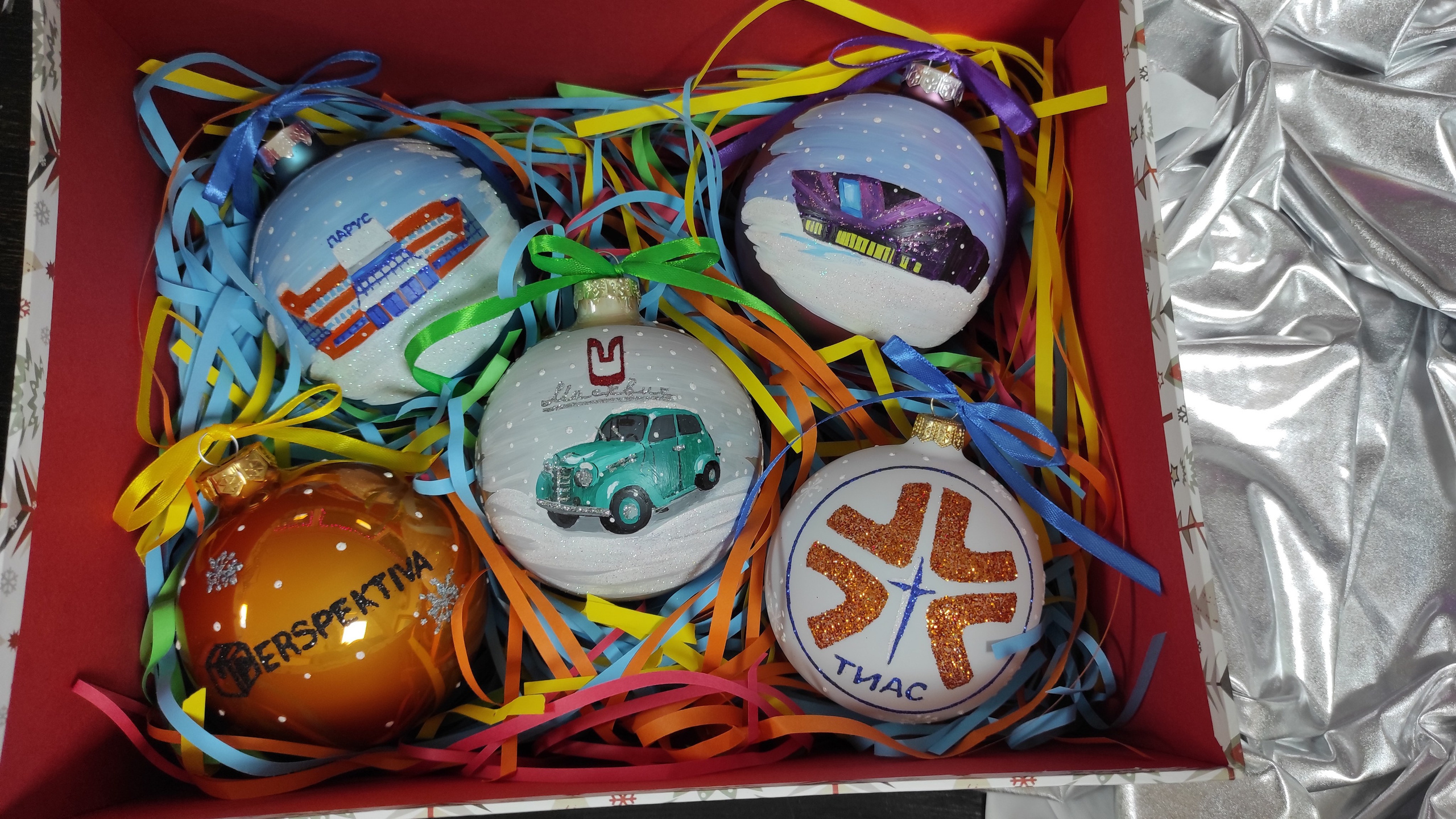 ArtSHARm- наше портфолио по ёлочным шарам с ручной росписью. Художественная ручная роспись елочных шаров, корпоративные подарки и восковые аромасвечи