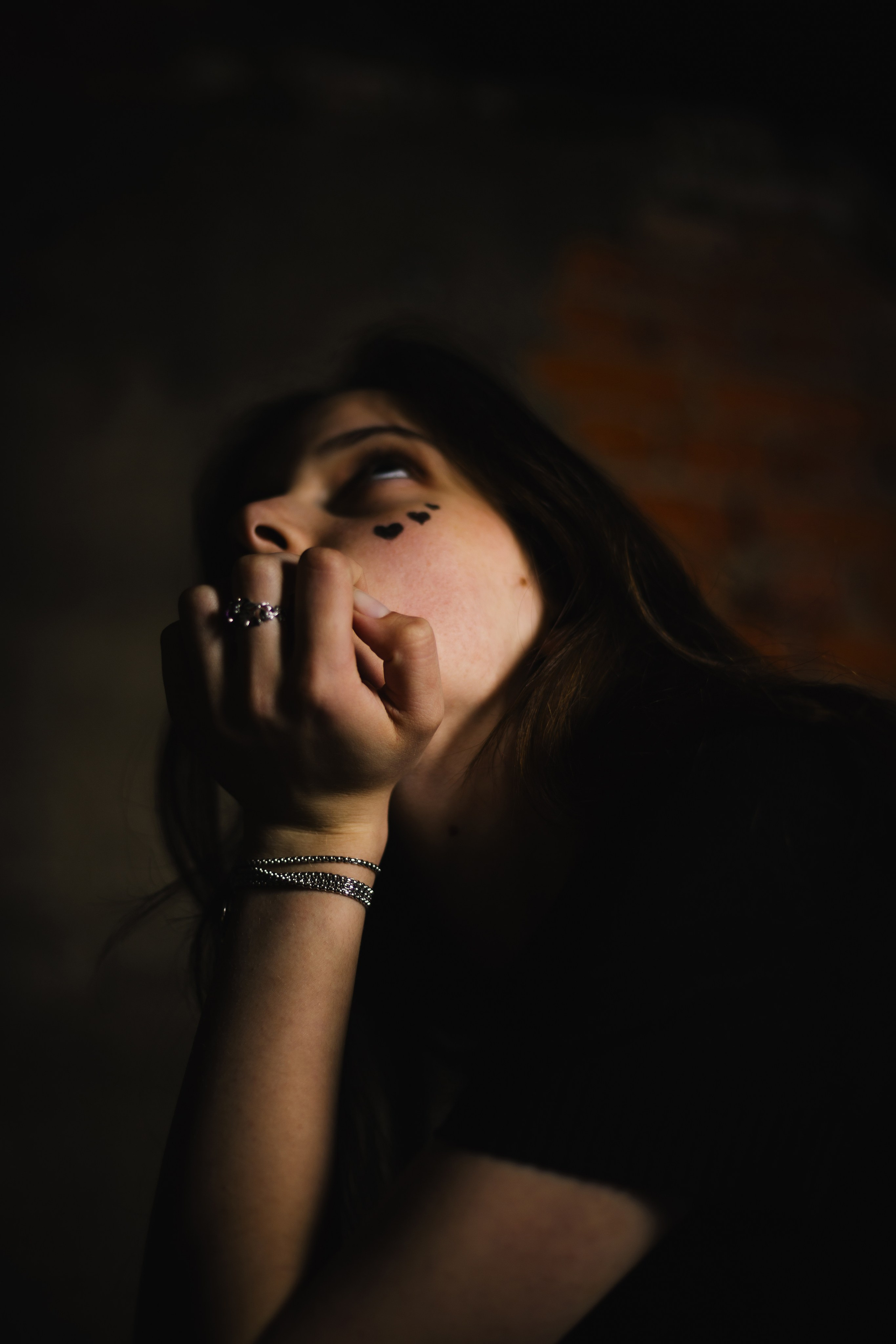 Модель: Лидия Леймон. Фотограф - Николай Мокрицкий. Импровизионаня фотосессия, в заброшенном здании. Креативная ночная фотосессия. Молодая девушка в образе неформалки. Темные волосы с фиолетовой прядью, полосатые чулки, ботинки. Зажигалка, кровь, горящий факел, огонь – атмосферное заброшенноге здания. Факел, Девушка, молодая девушка, Альтушка, Фотосеесия, Подросток, Крашенные волосы, Сигарета, Кровь, Позировка, Потрет