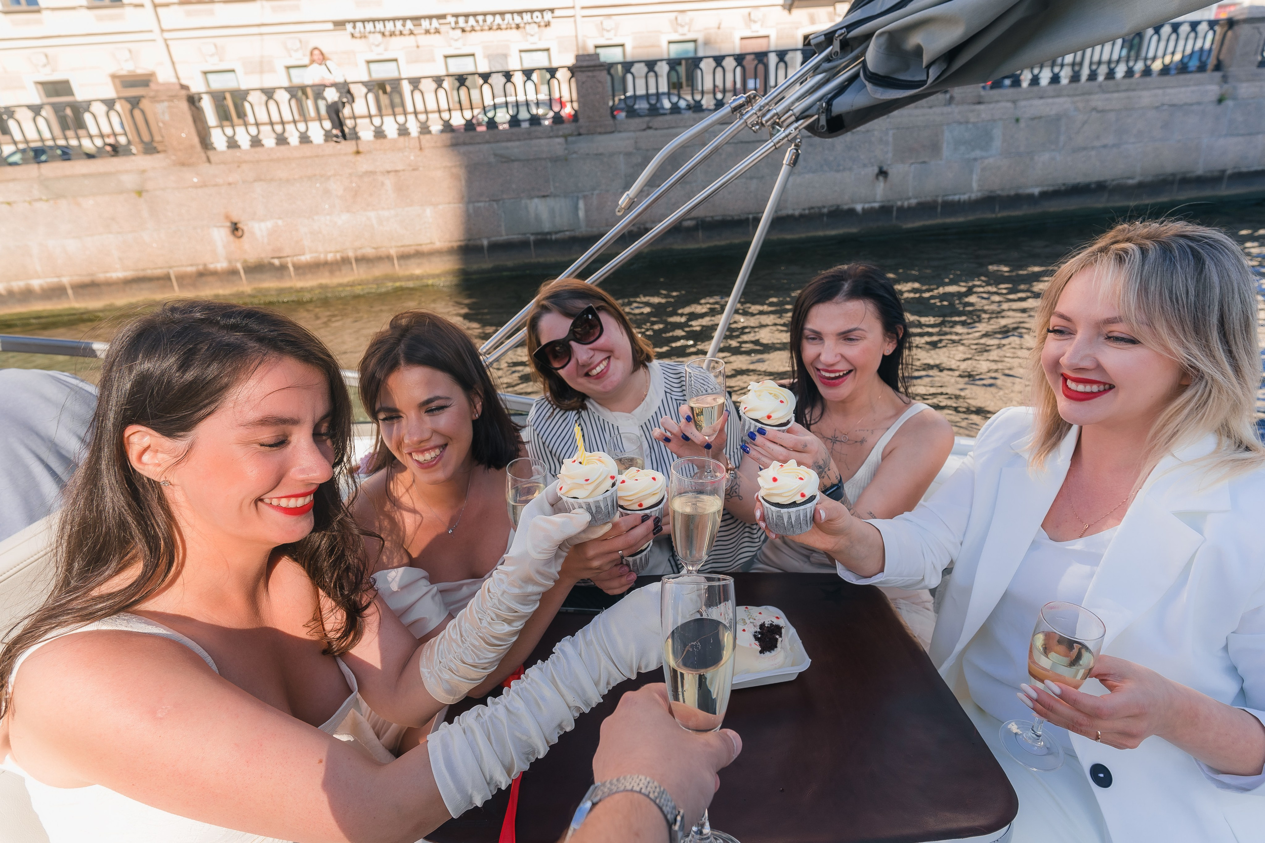 Фотосъемка девичника, встреча девушек, веселые женские портреты