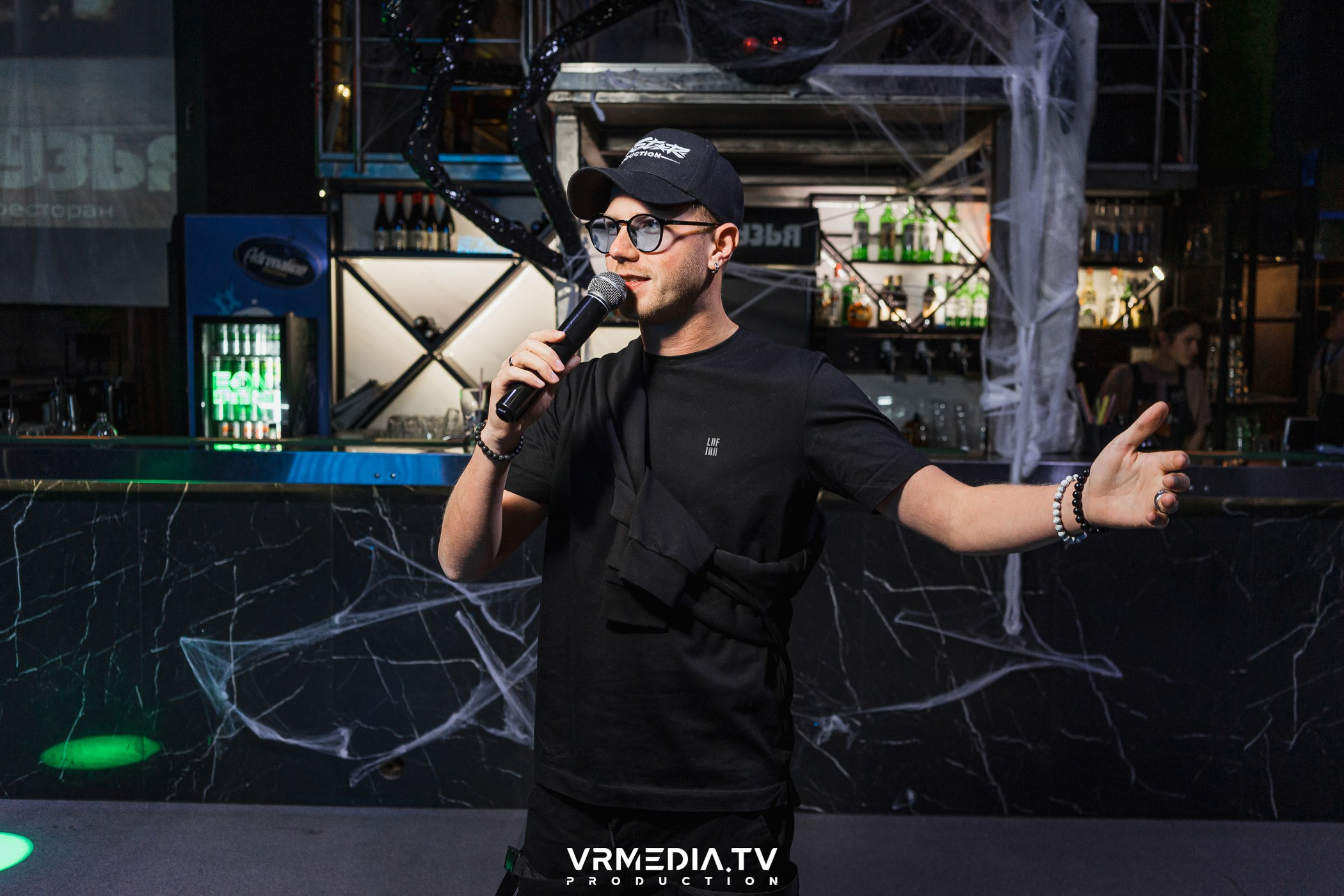 Halloween ARACHNOPHOBIA в баре «Друзья»