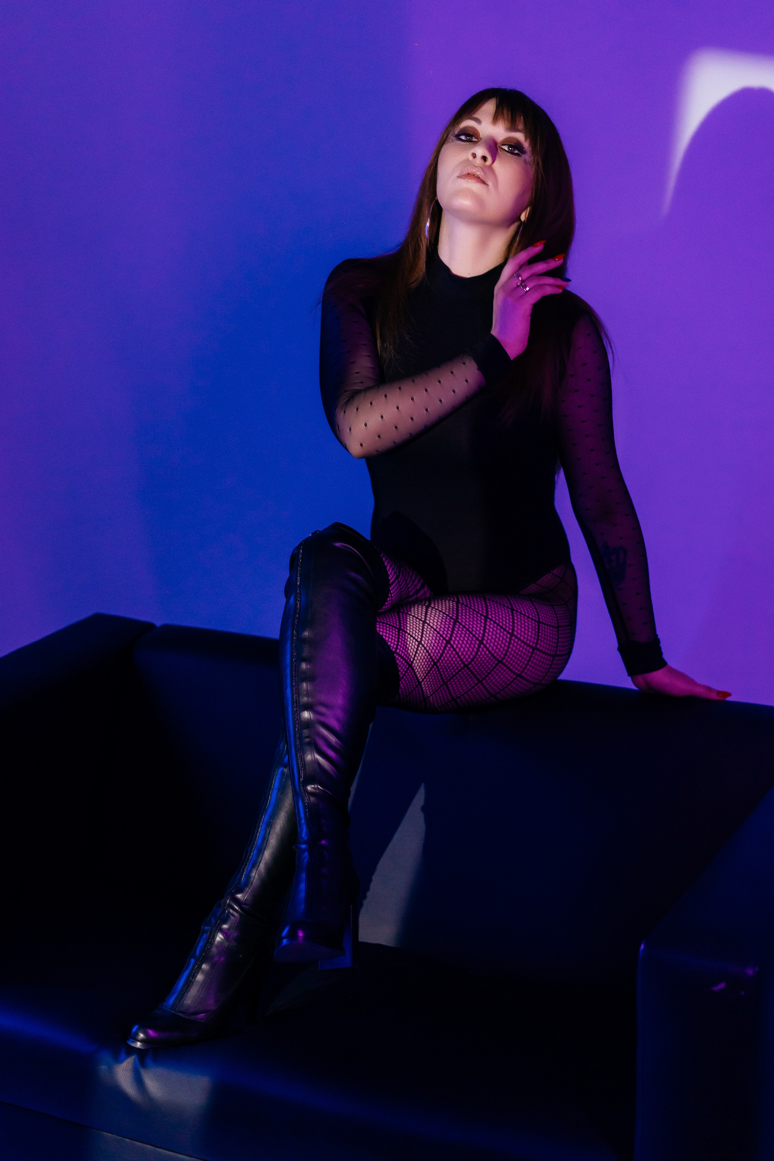 Фотосессия в неоновом свете в фотостудии. Фотограф и видеограф Смоленск | Студия Цезарь