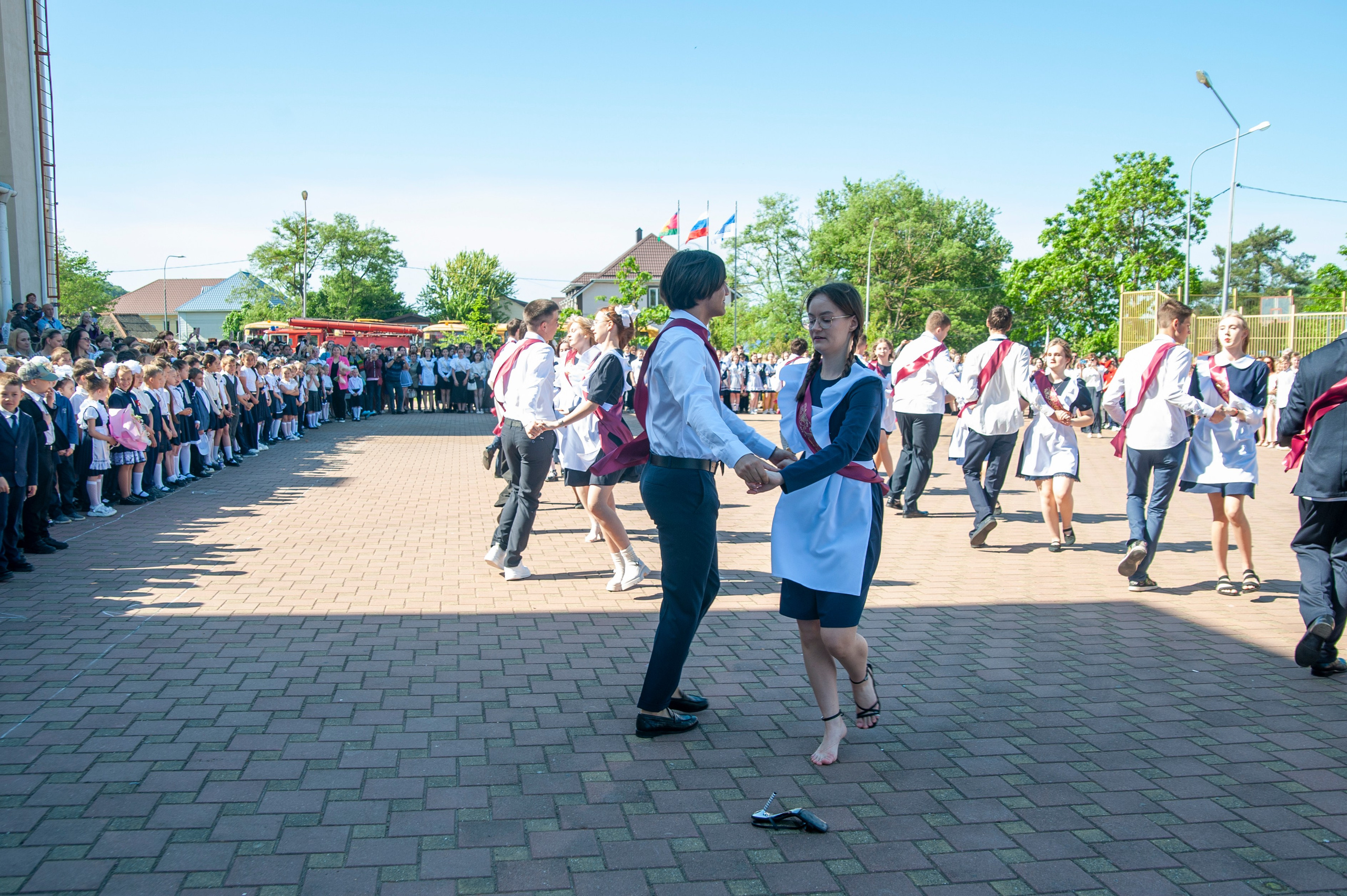 Последний Звонок МАОУ СОШ № 17 им. Эдуарда Есаяна — Архипо-Осиповка. Свадебный и семейный фотограф Денис Лукьянов в Краснодаре, Краснодарском крае и Республике Крым