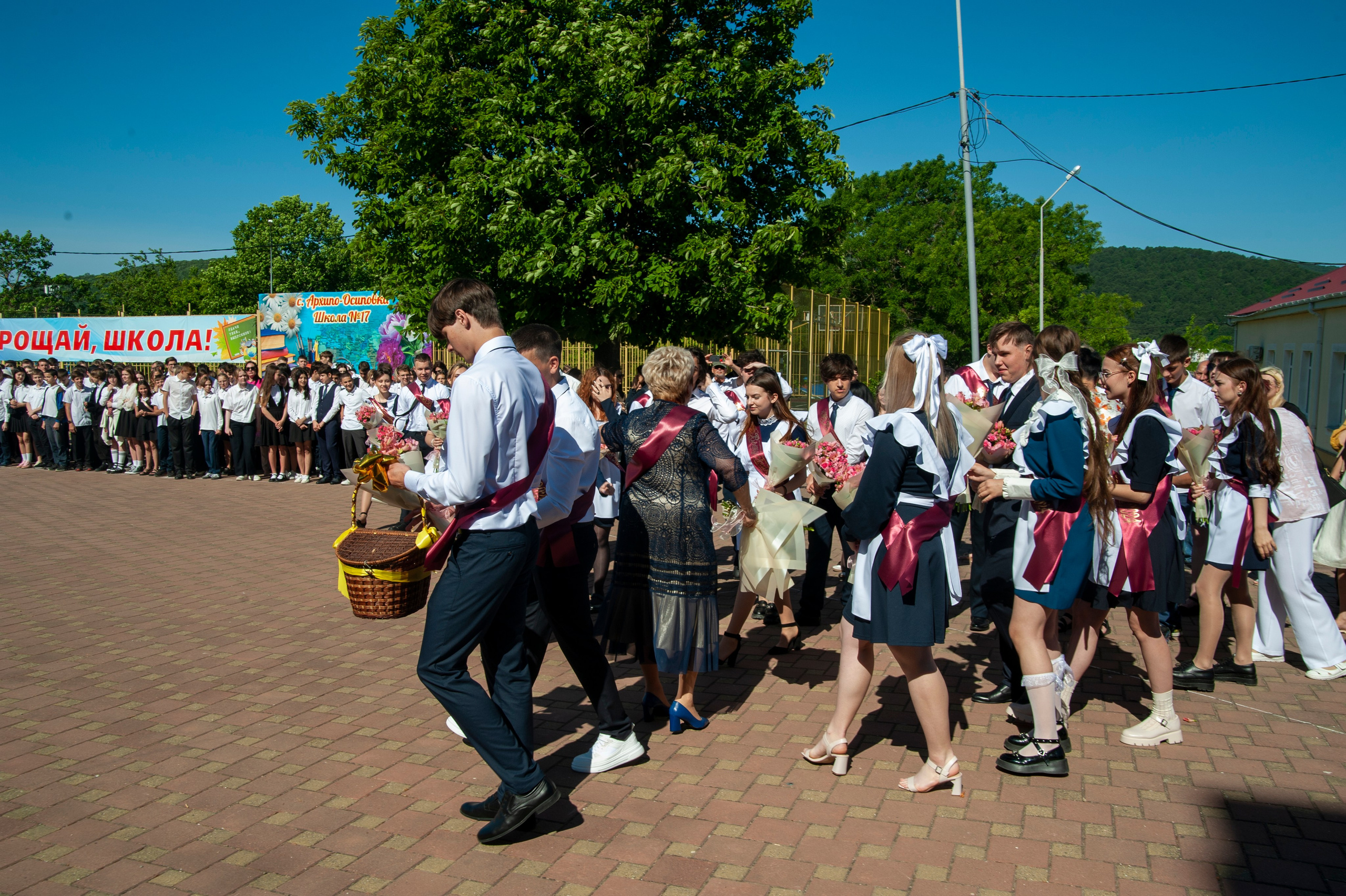 Последний Звонок МАОУ СОШ № 17 им. Эдуарда Есаяна — Архипо-Осиповка. Свадебный и семейный фотограф Денис Лукьянов в Краснодаре, Краснодарском крае и Республике Крым