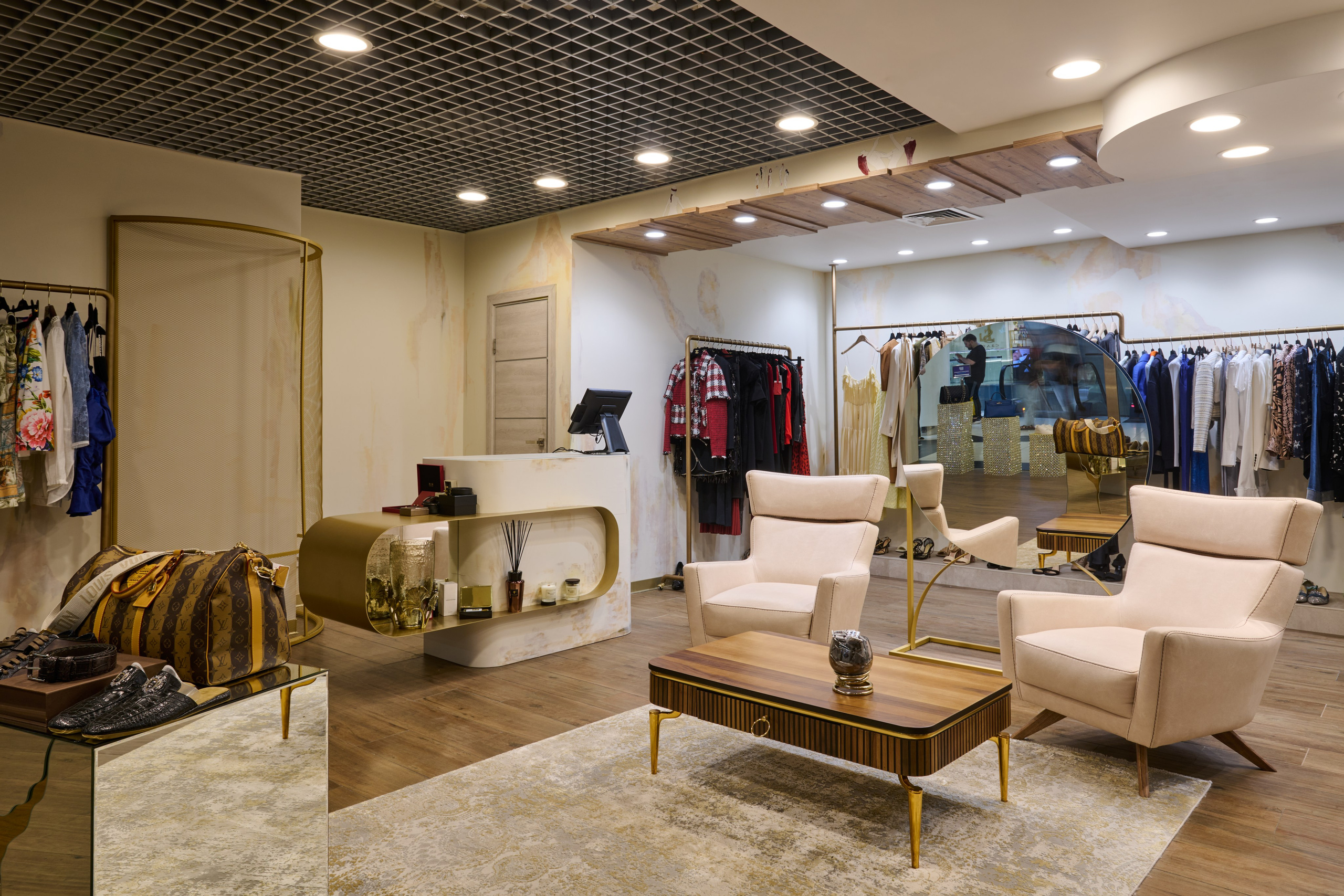 Общий план торгового зала, зона ожидания и стойки